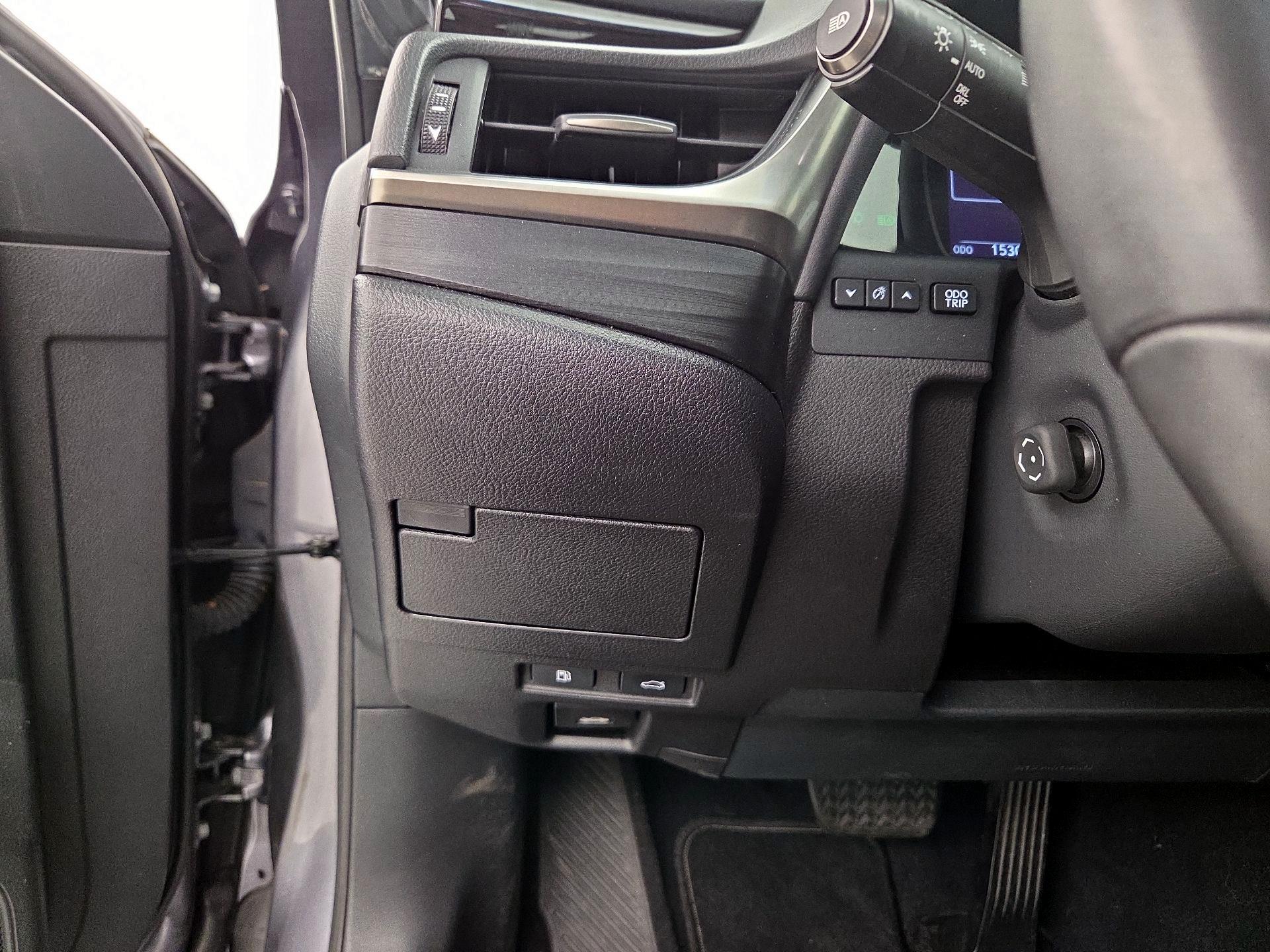 Thumbnail: 2021 Lexus ES - 13