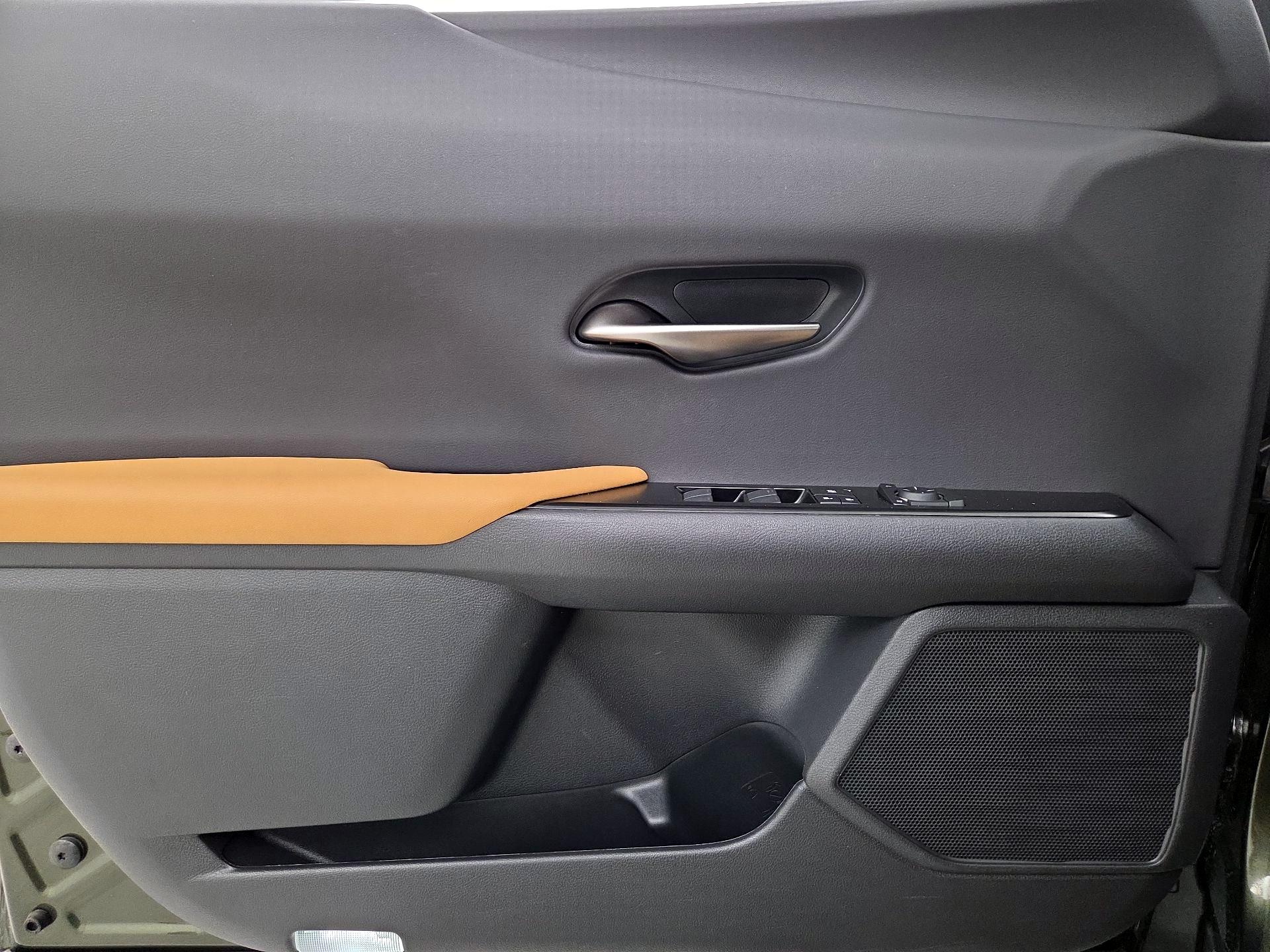 Thumbnail: 2023 Lexus UX - 12