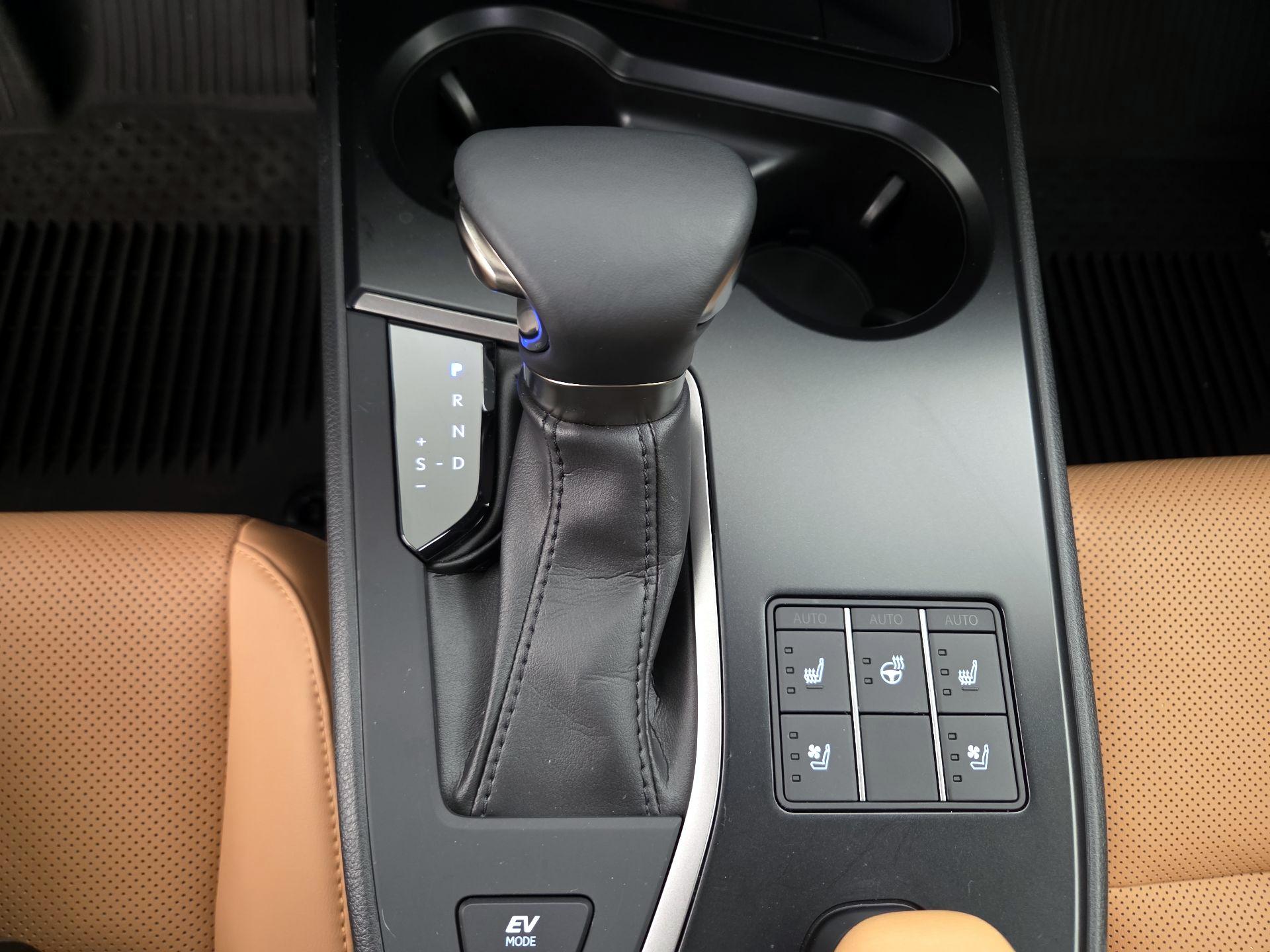 Thumbnail: 2023 Lexus UX - 17