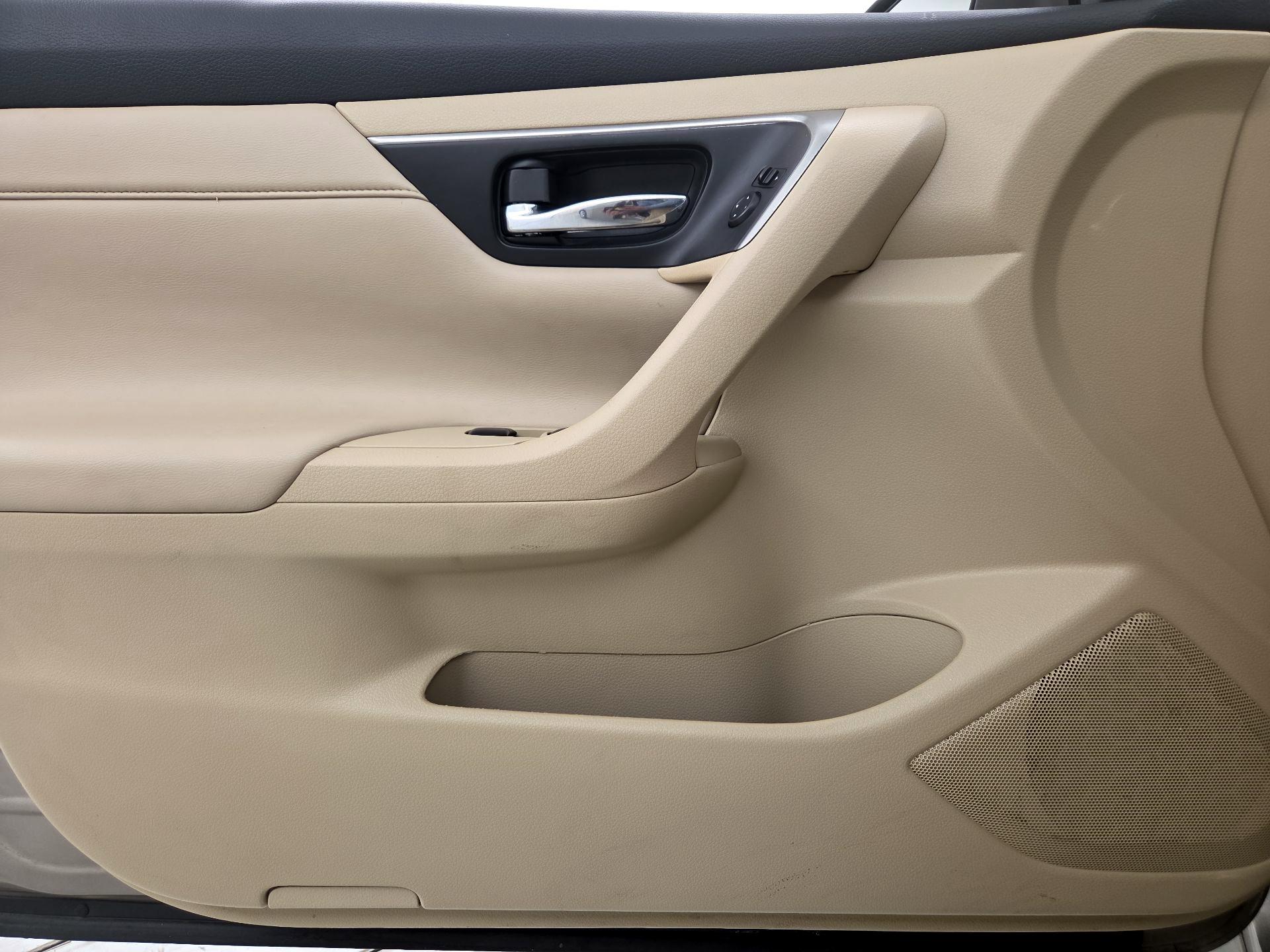 Thumbnail: 2015 Nissan Altima - 12