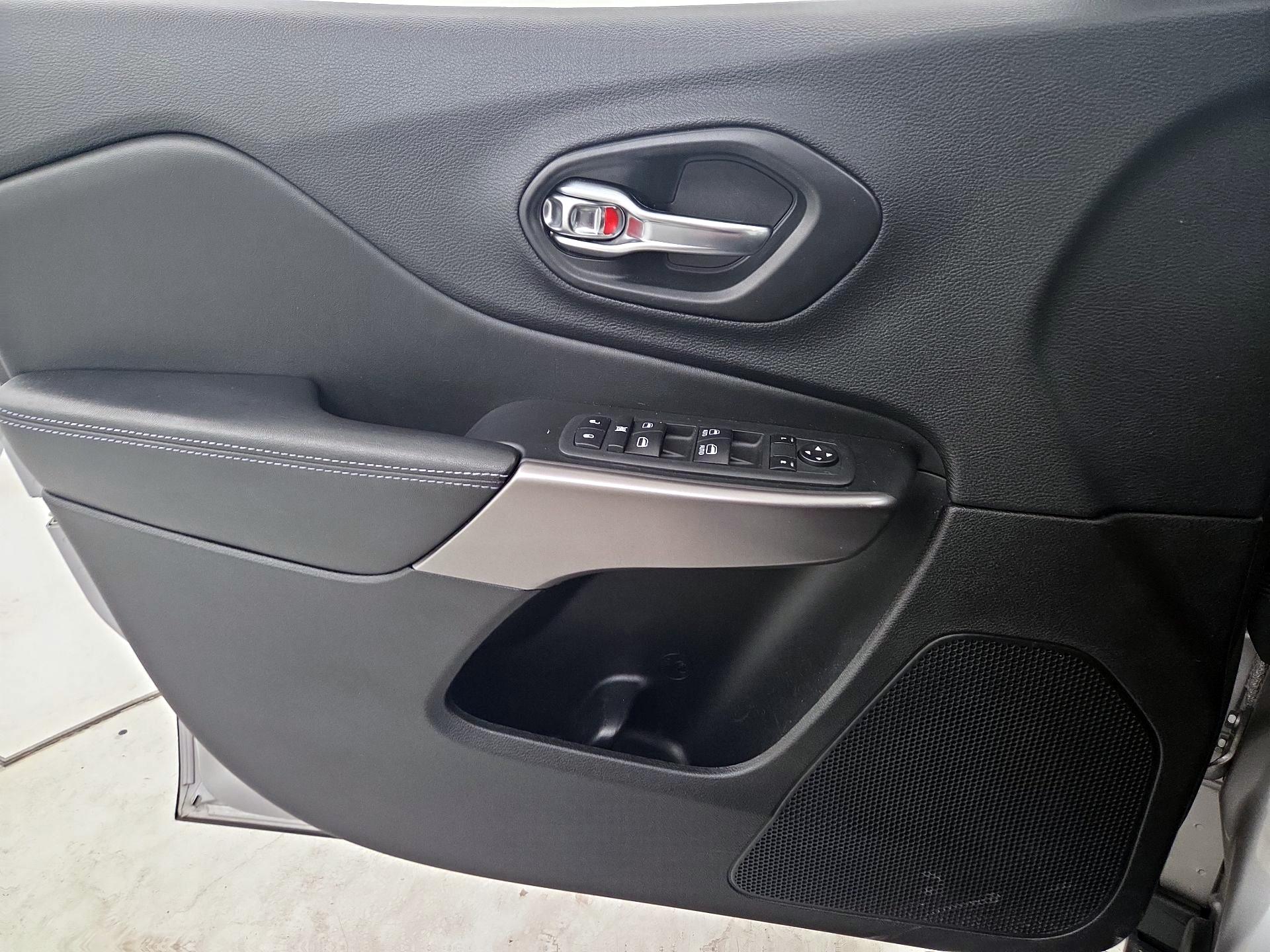 Thumbnail: 2021 Jeep Cherokee - 12