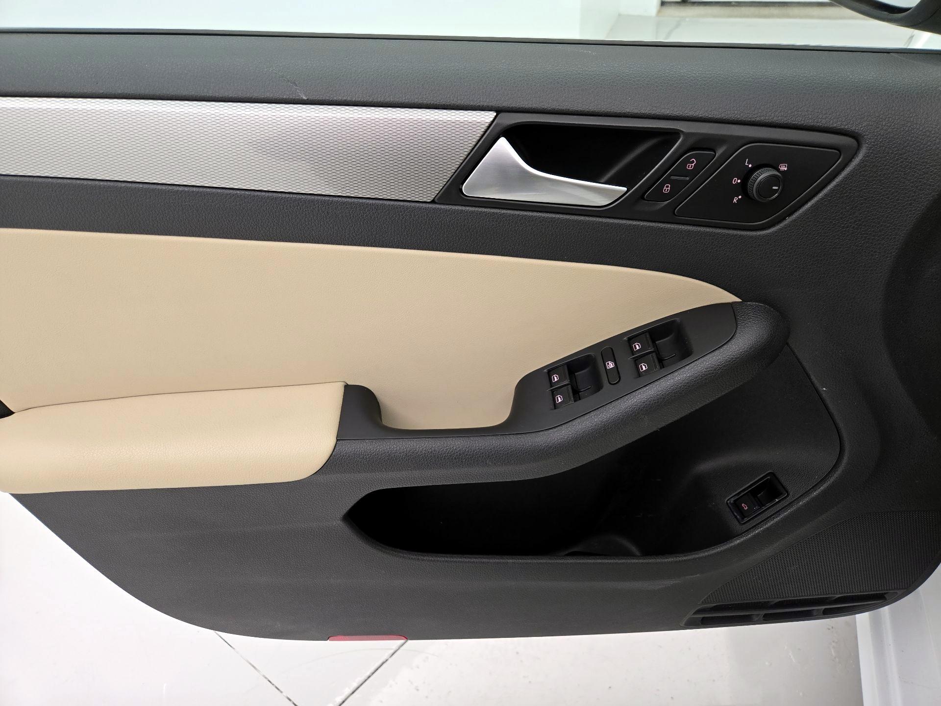 Thumbnail: 2018 Volkswagen Jetta - 12