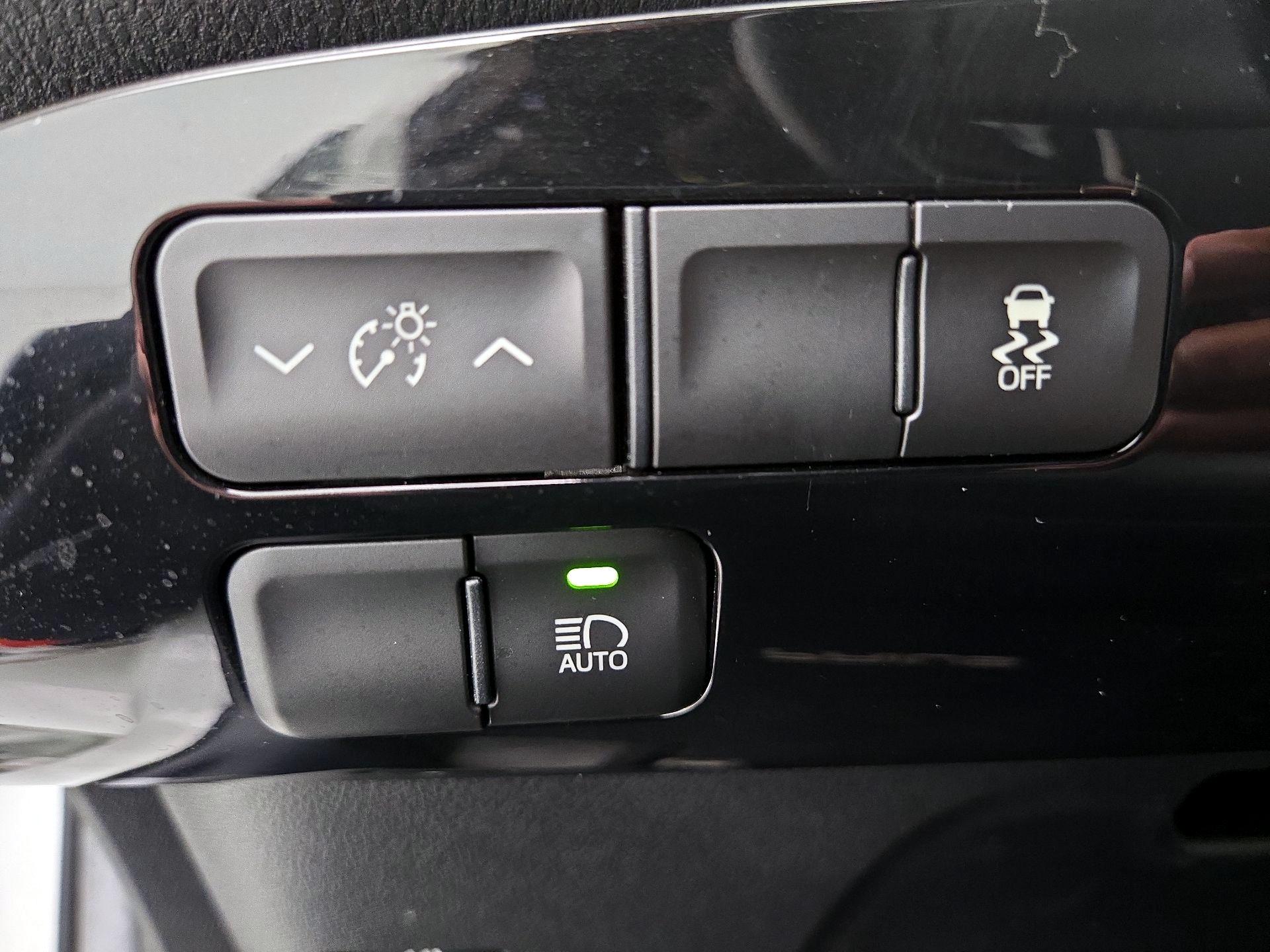 Thumbnail: 2016 Toyota Prius - 13