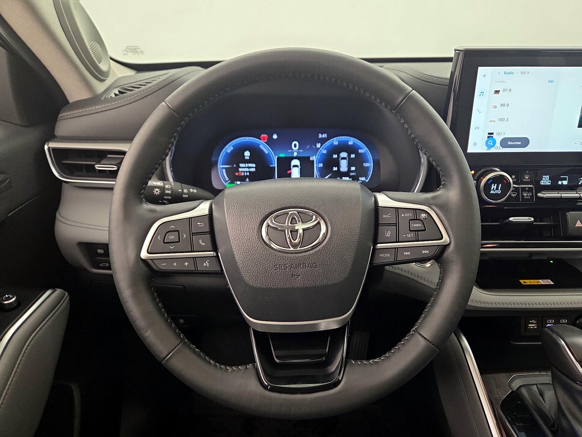 Thumbnail: 2023 Toyota Highlander - 10