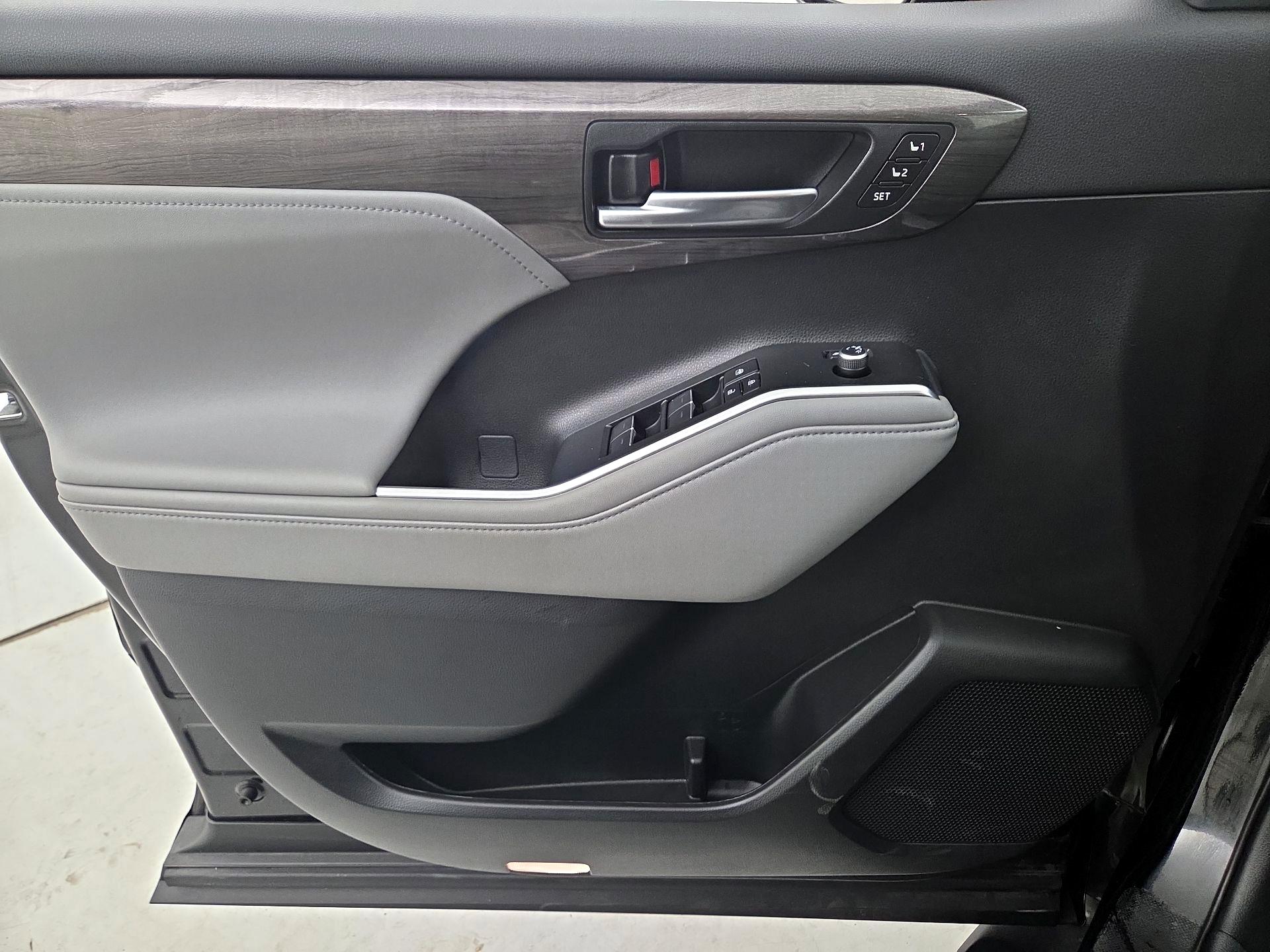 Thumbnail: 2023 Toyota Highlander - 12