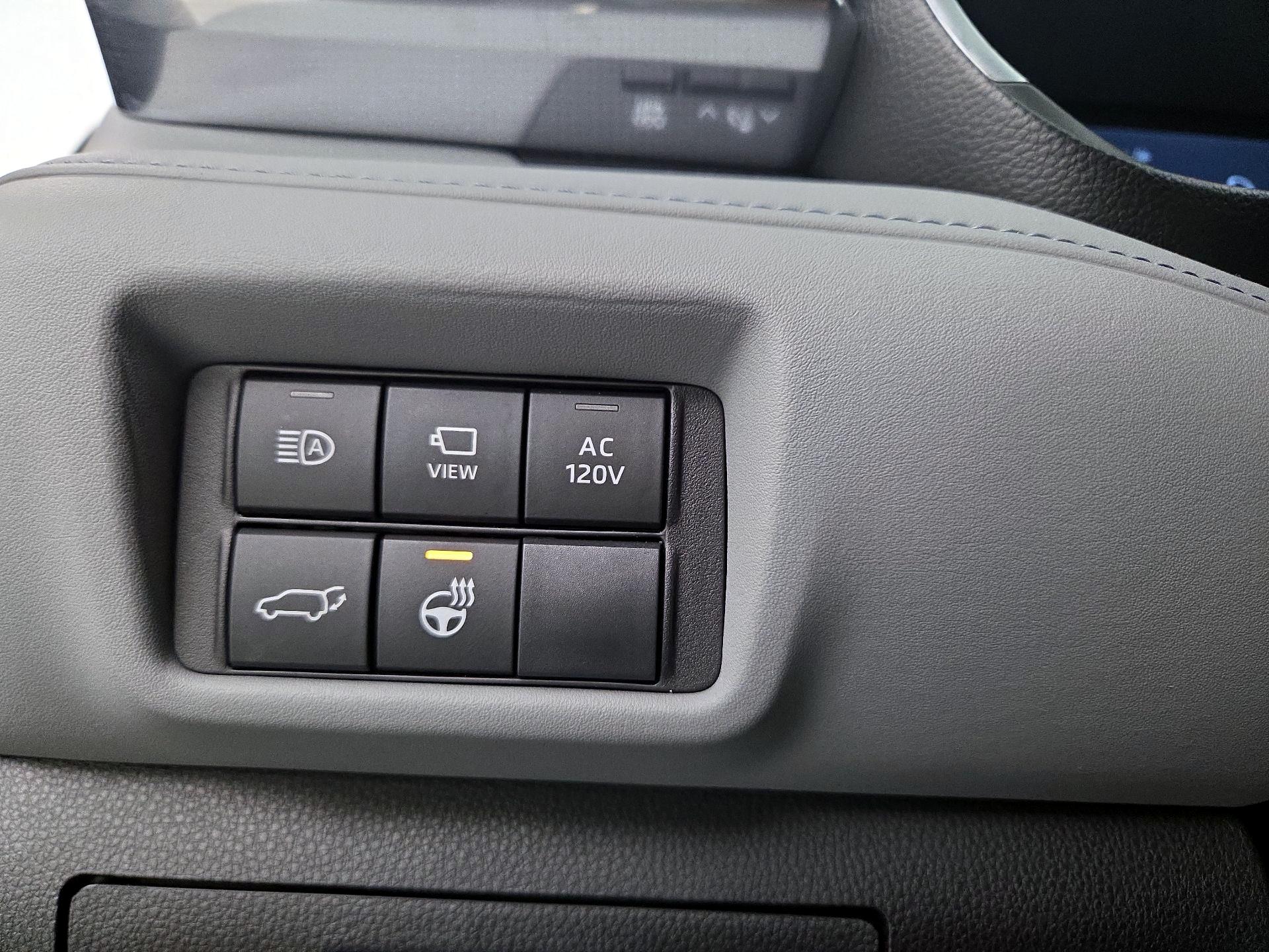 Thumbnail: 2023 Toyota Highlander - 13