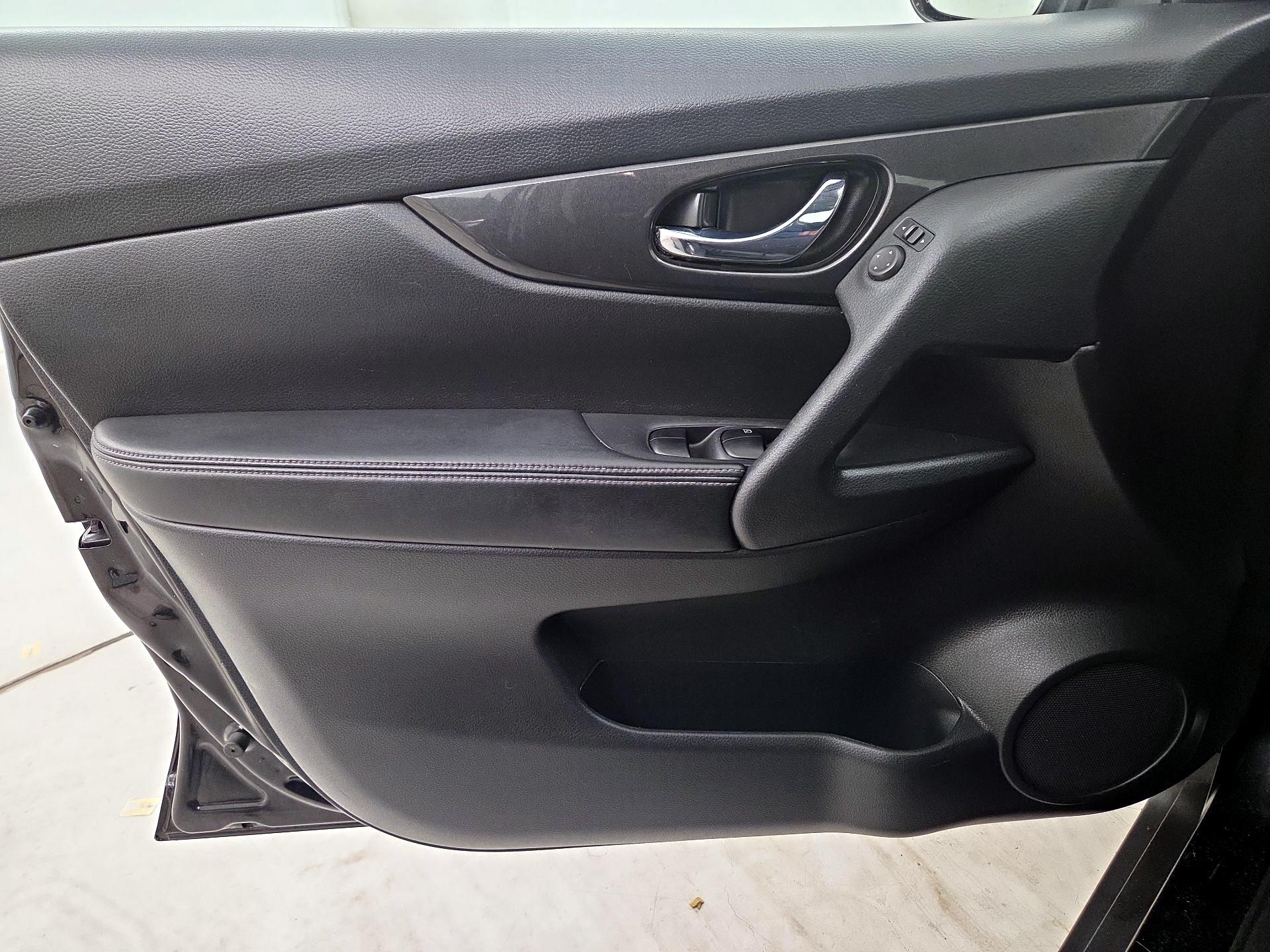 Thumbnail: 2017 Nissan Rogue - 12