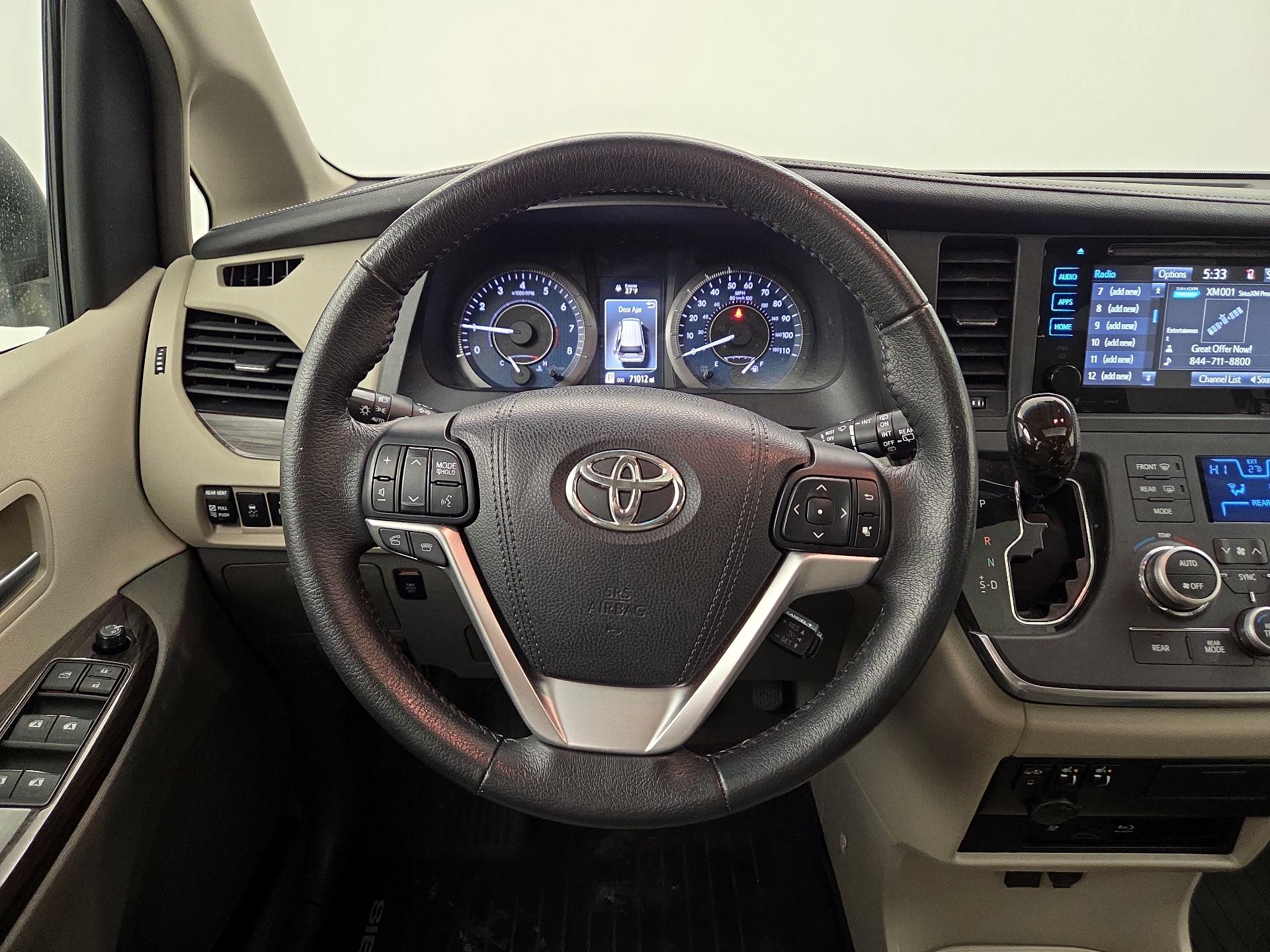 Thumbnail: 2017 Toyota Sienna - 10