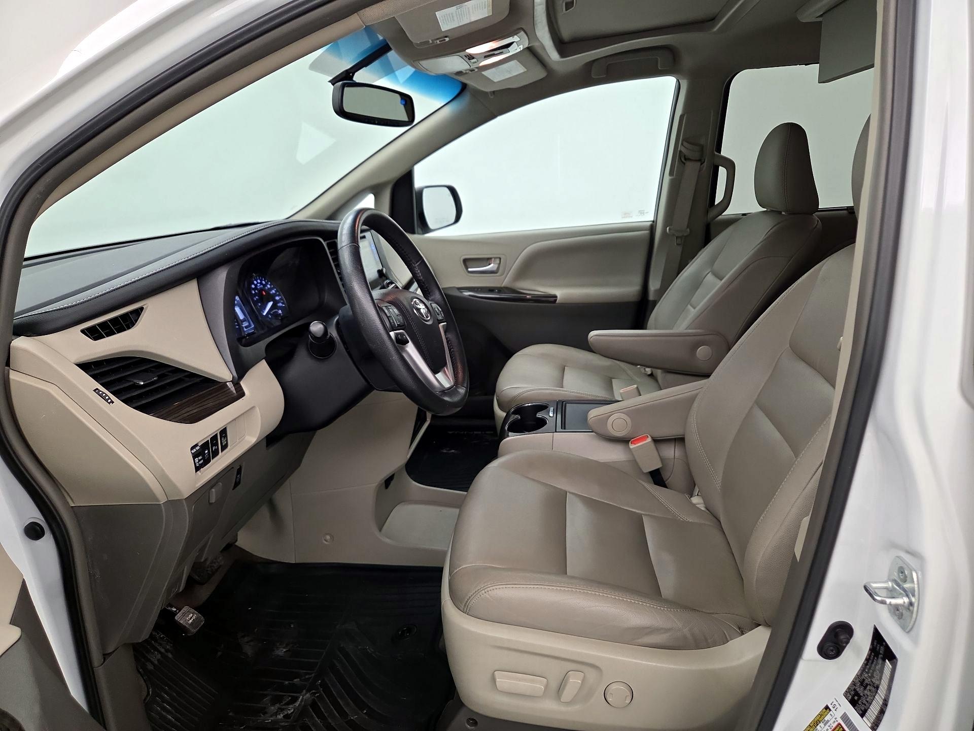 Thumbnail: 2017 Toyota Sienna - 11