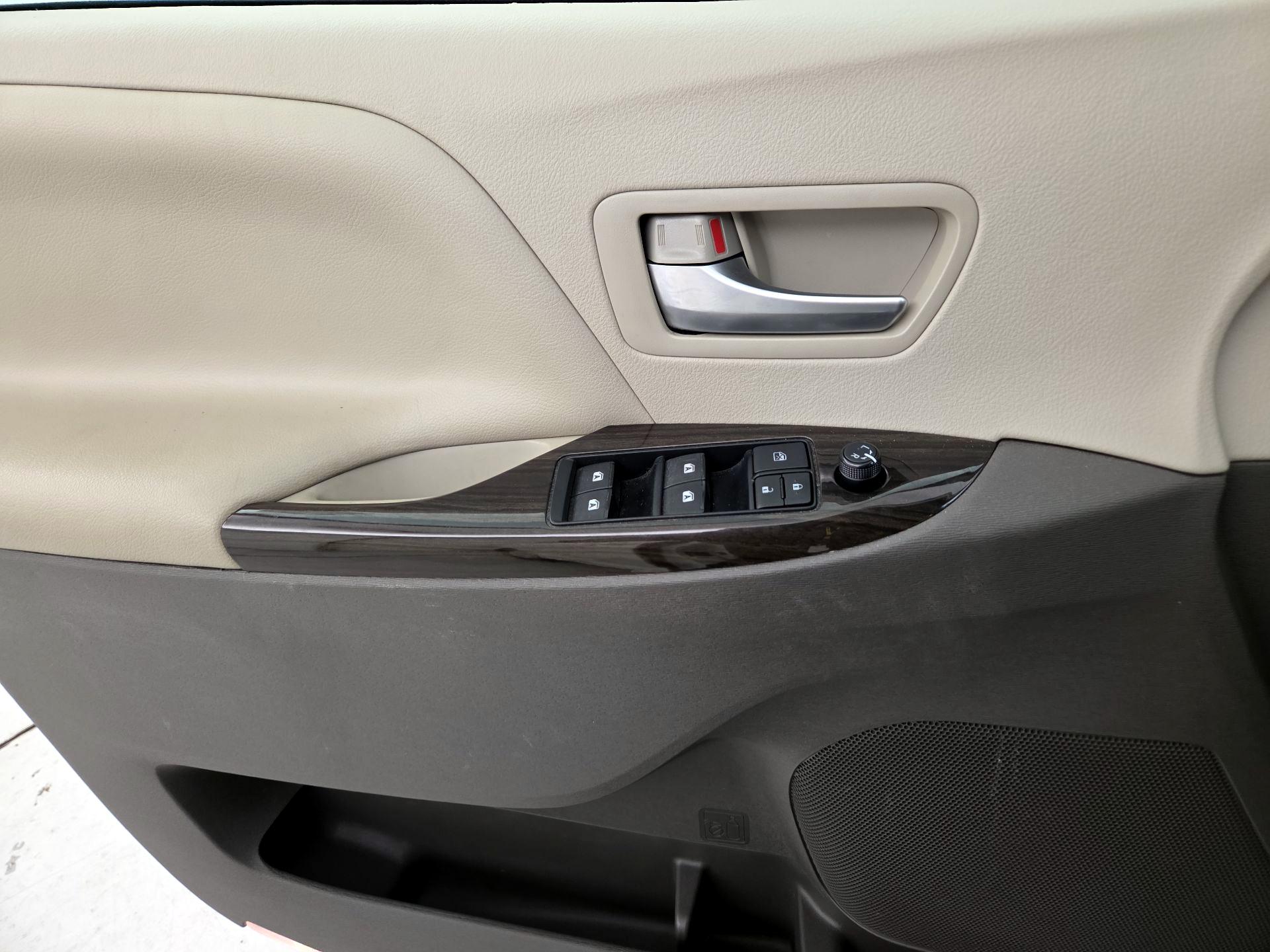 Thumbnail: 2017 Toyota Sienna - 12