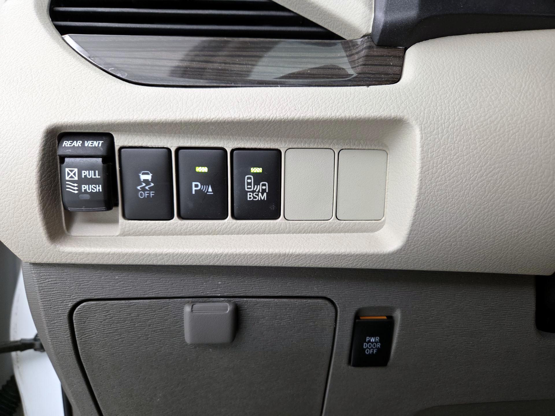 Thumbnail: 2017 Toyota Sienna - 13