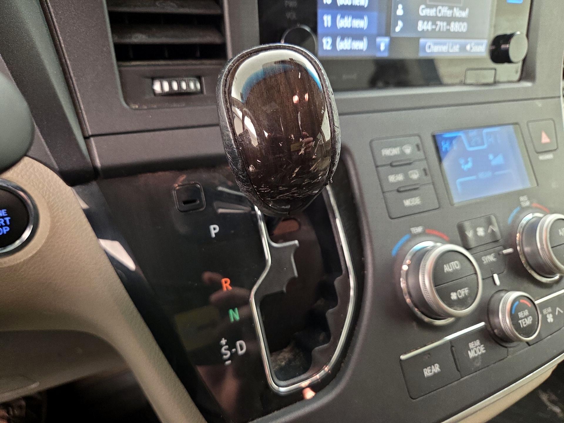 Thumbnail: 2017 Toyota Sienna - 17