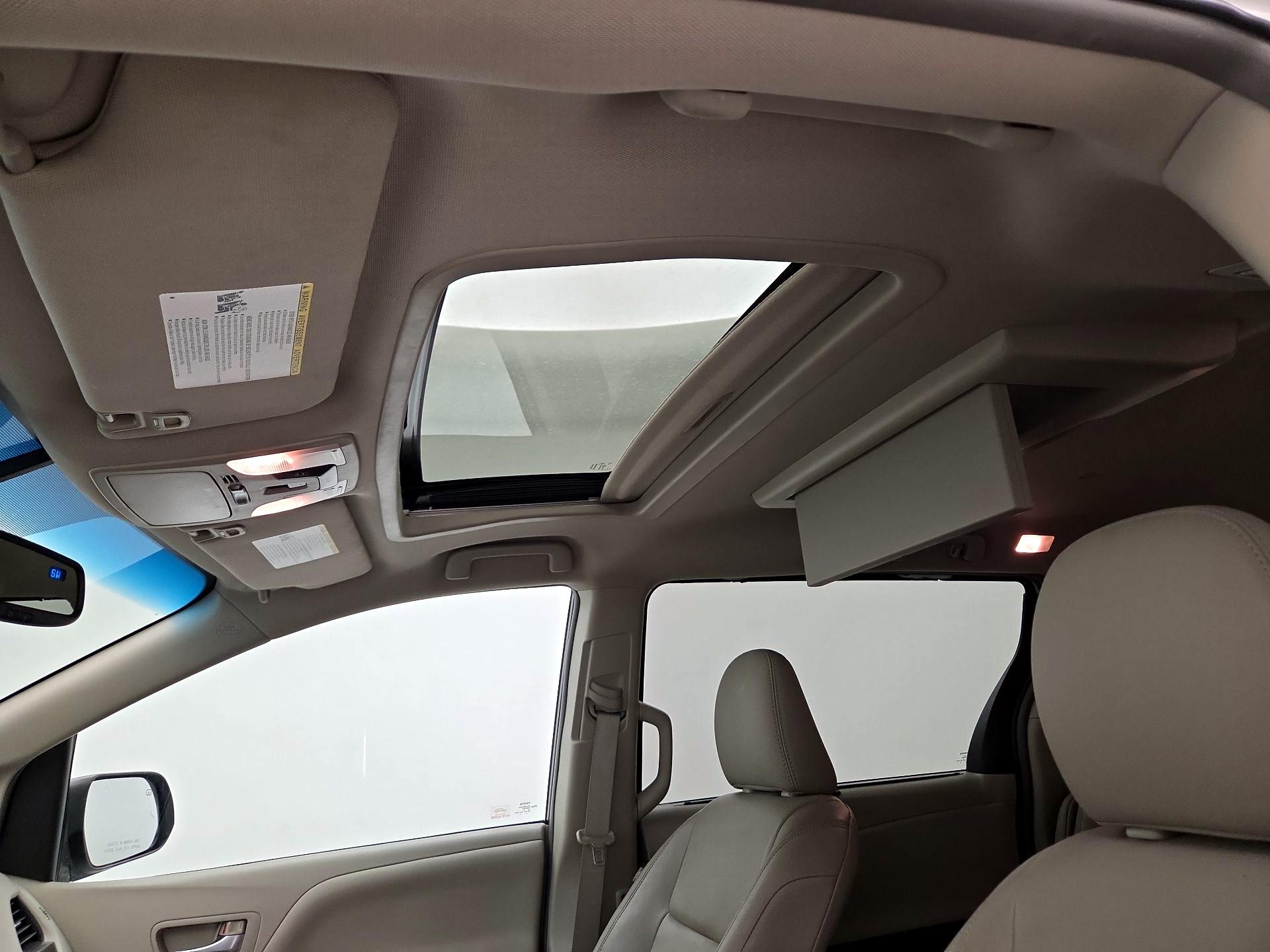 Thumbnail: 2017 Toyota Sienna - 19