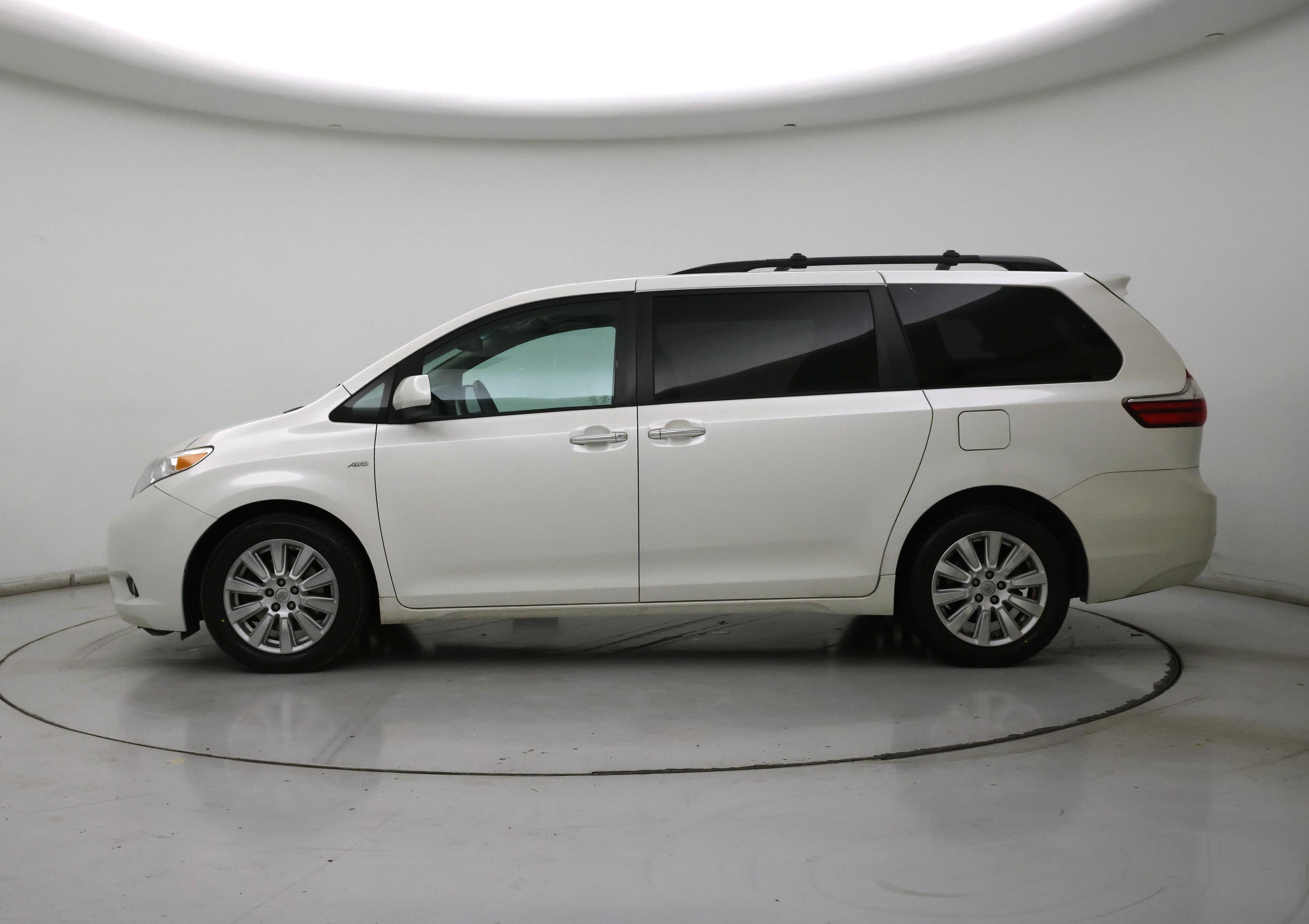 Thumbnail: 2017 Toyota Sienna - 3
