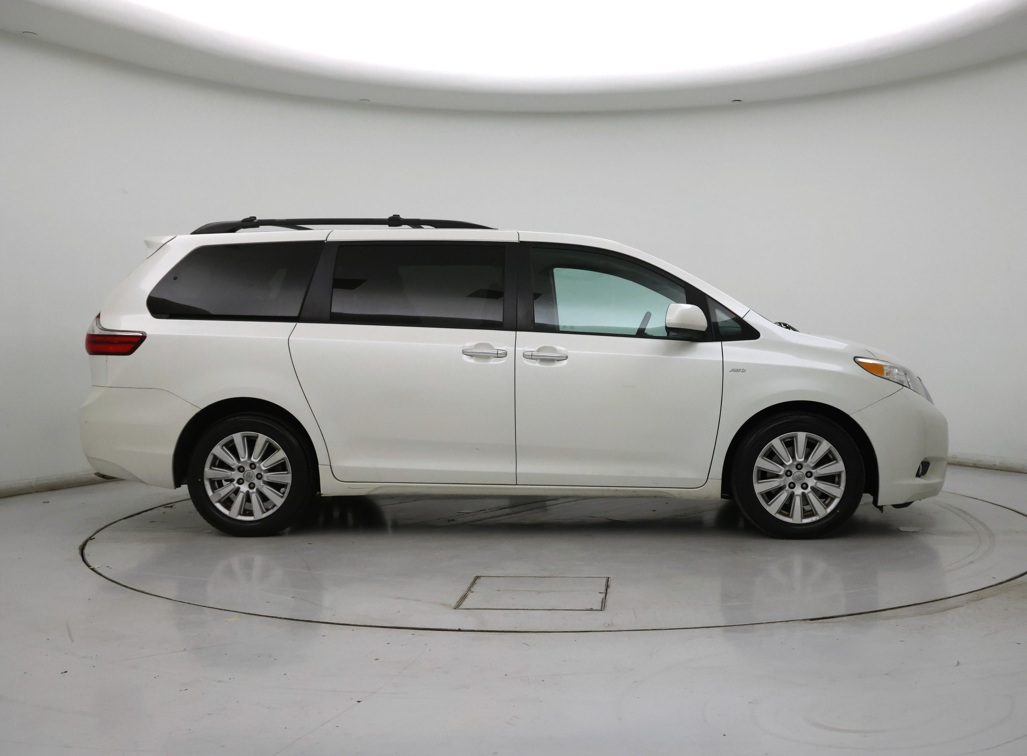 Thumbnail: 2017 Toyota Sienna - 7