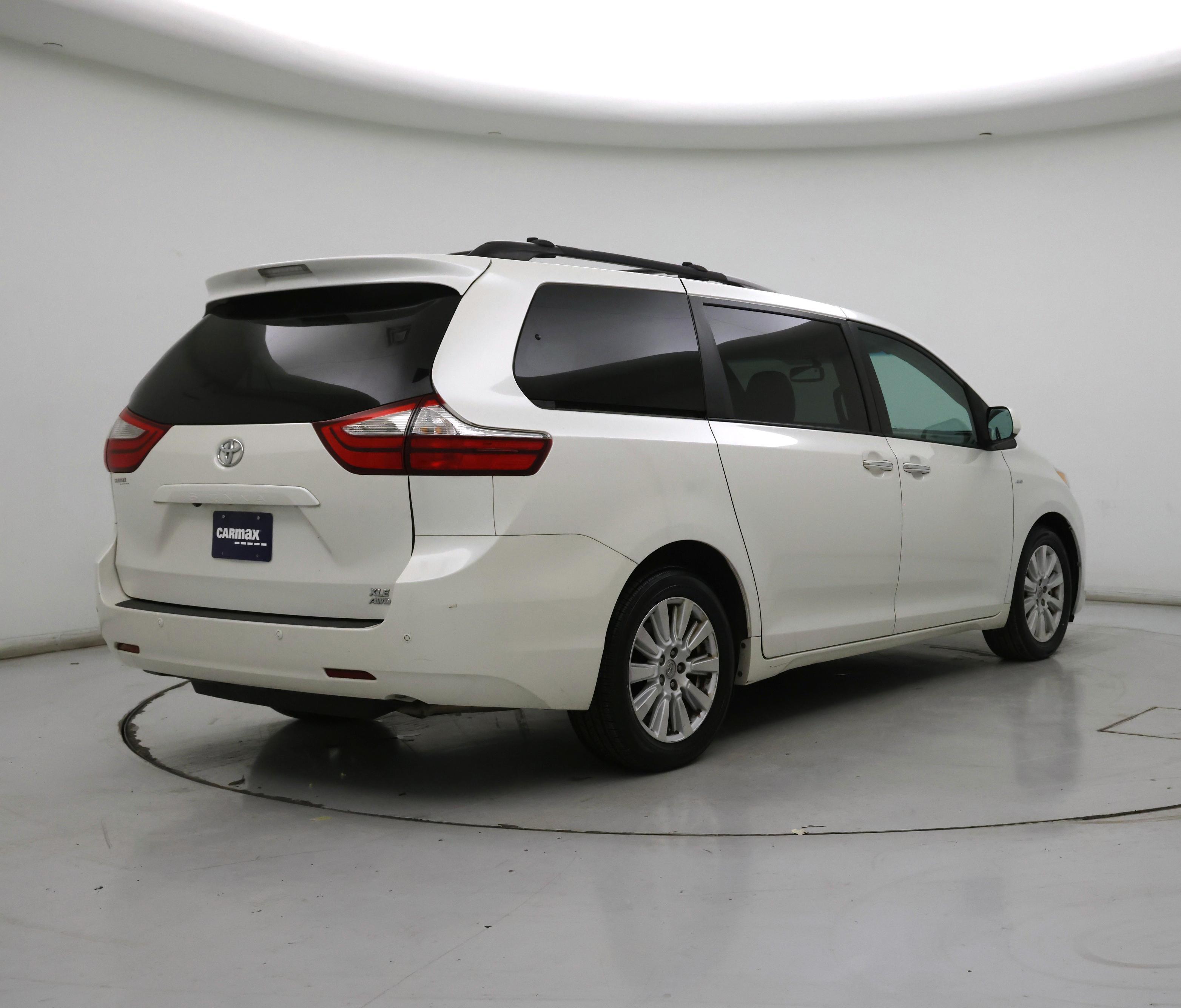 Thumbnail: 2017 Toyota Sienna - 8