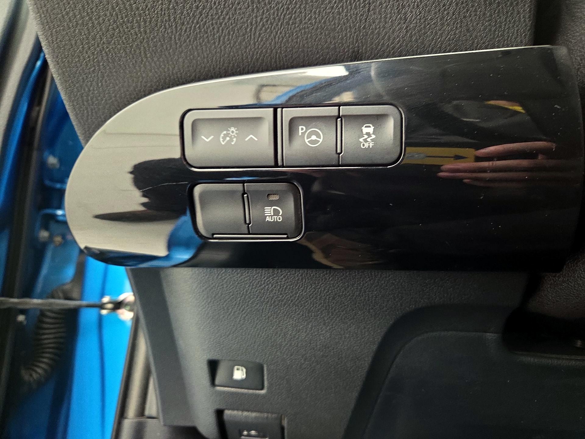 Thumbnail: 2022 Toyota Prius - 13