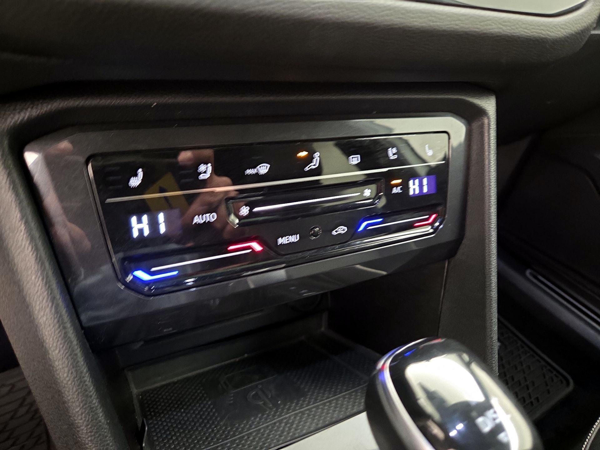 Thumbnail: 2022 Volkswagen Tiguan - 17