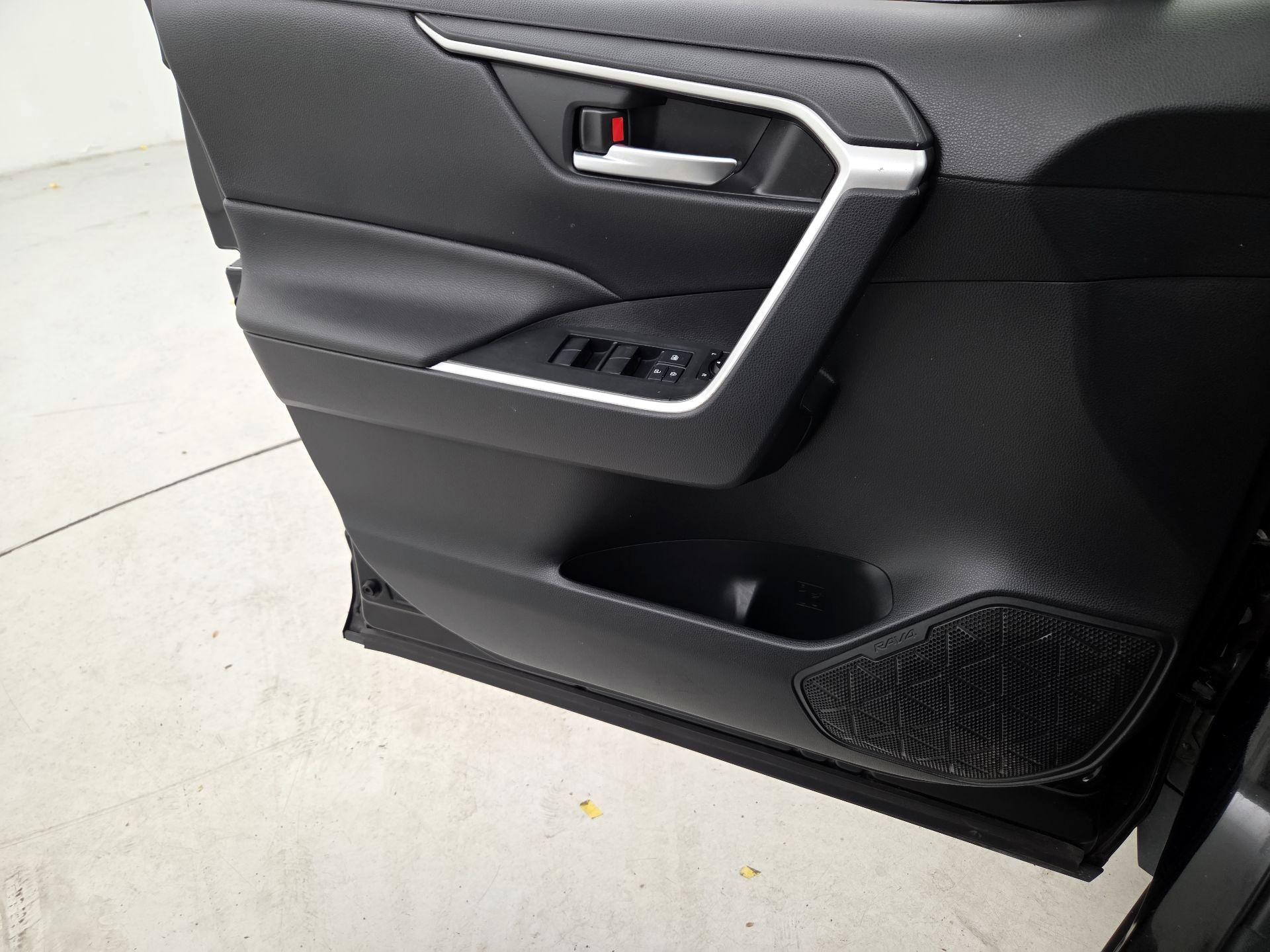 Thumbnail: 2019 Toyota RAV4 - 12