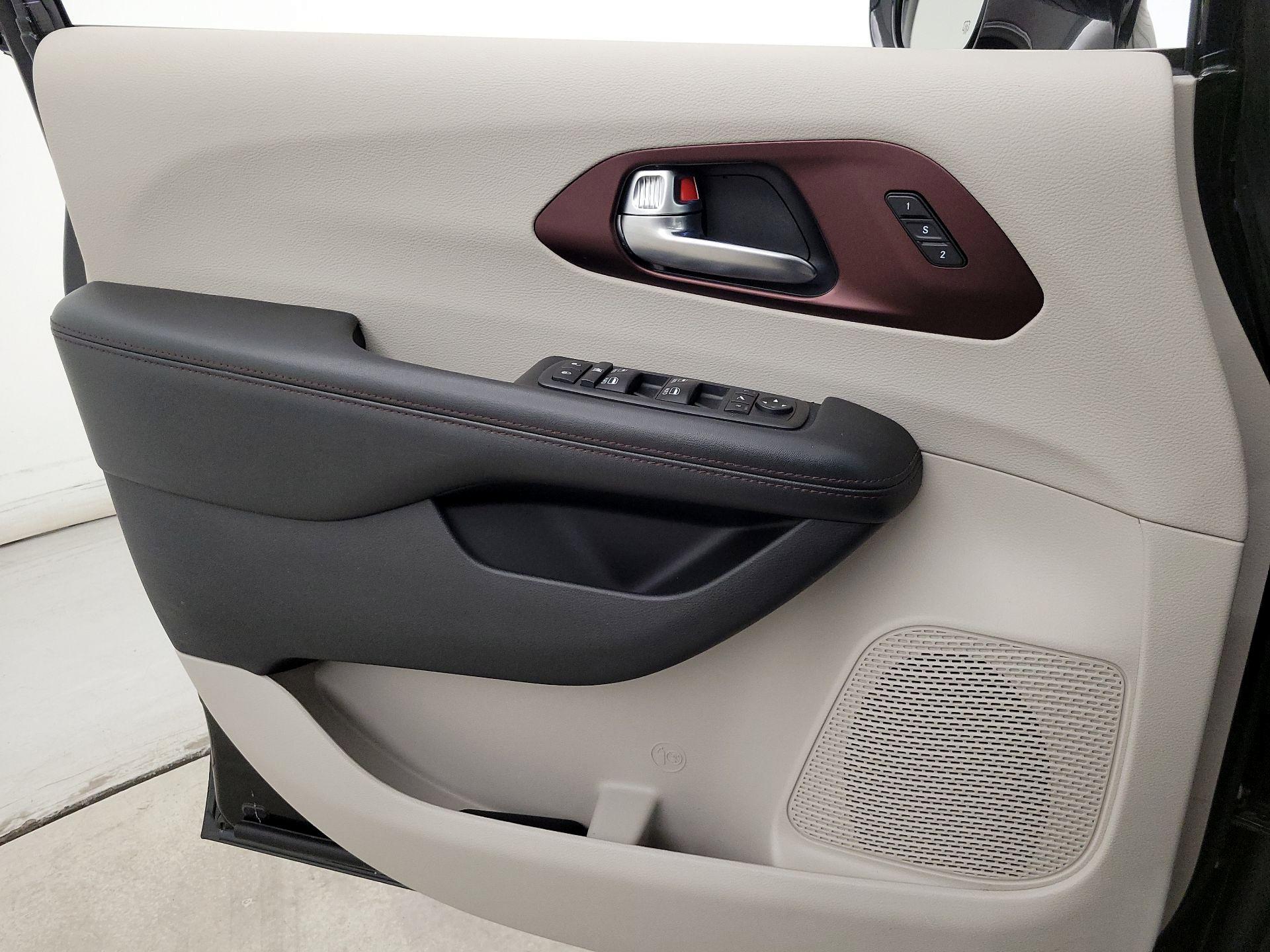 Thumbnail: 2019 Chrysler Pacifica - 12