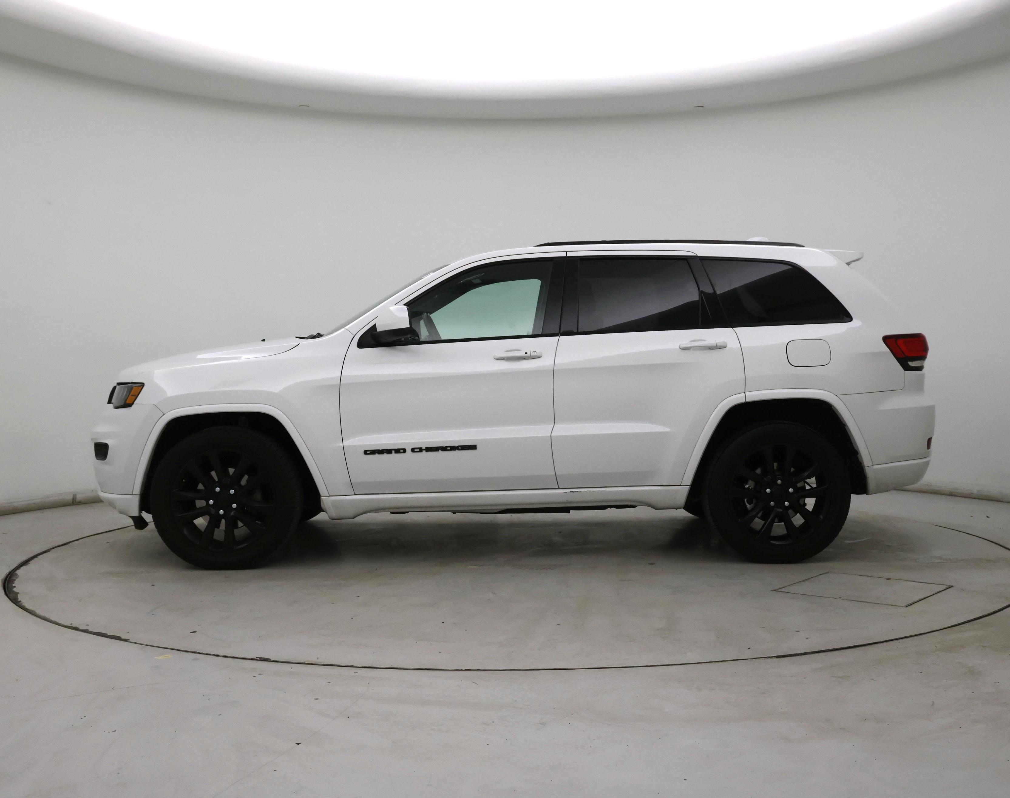 Thumbnail: 2017 Jeep Grand Cherokee - 3
