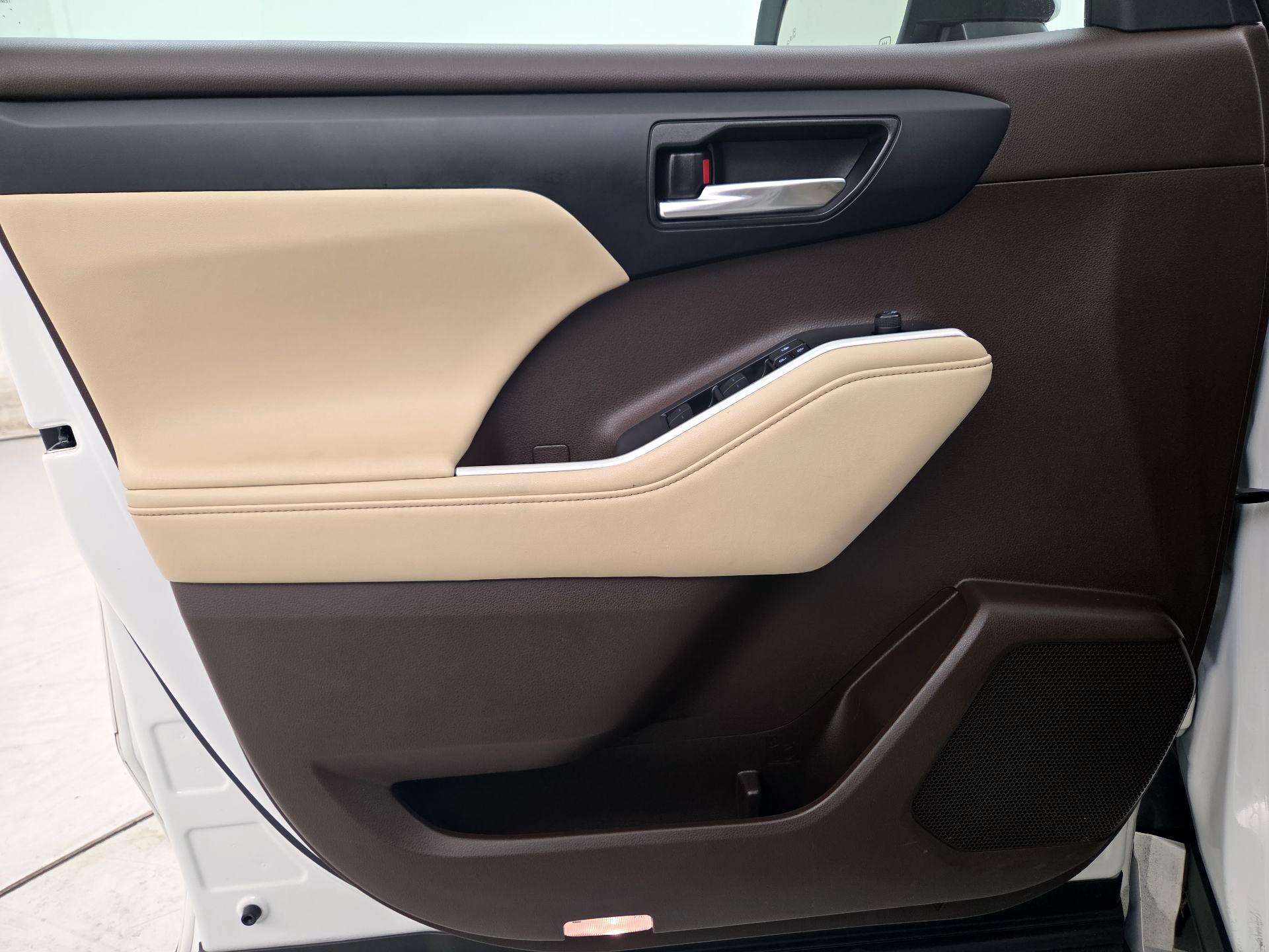 Thumbnail: 2021 Toyota Highlander - 12