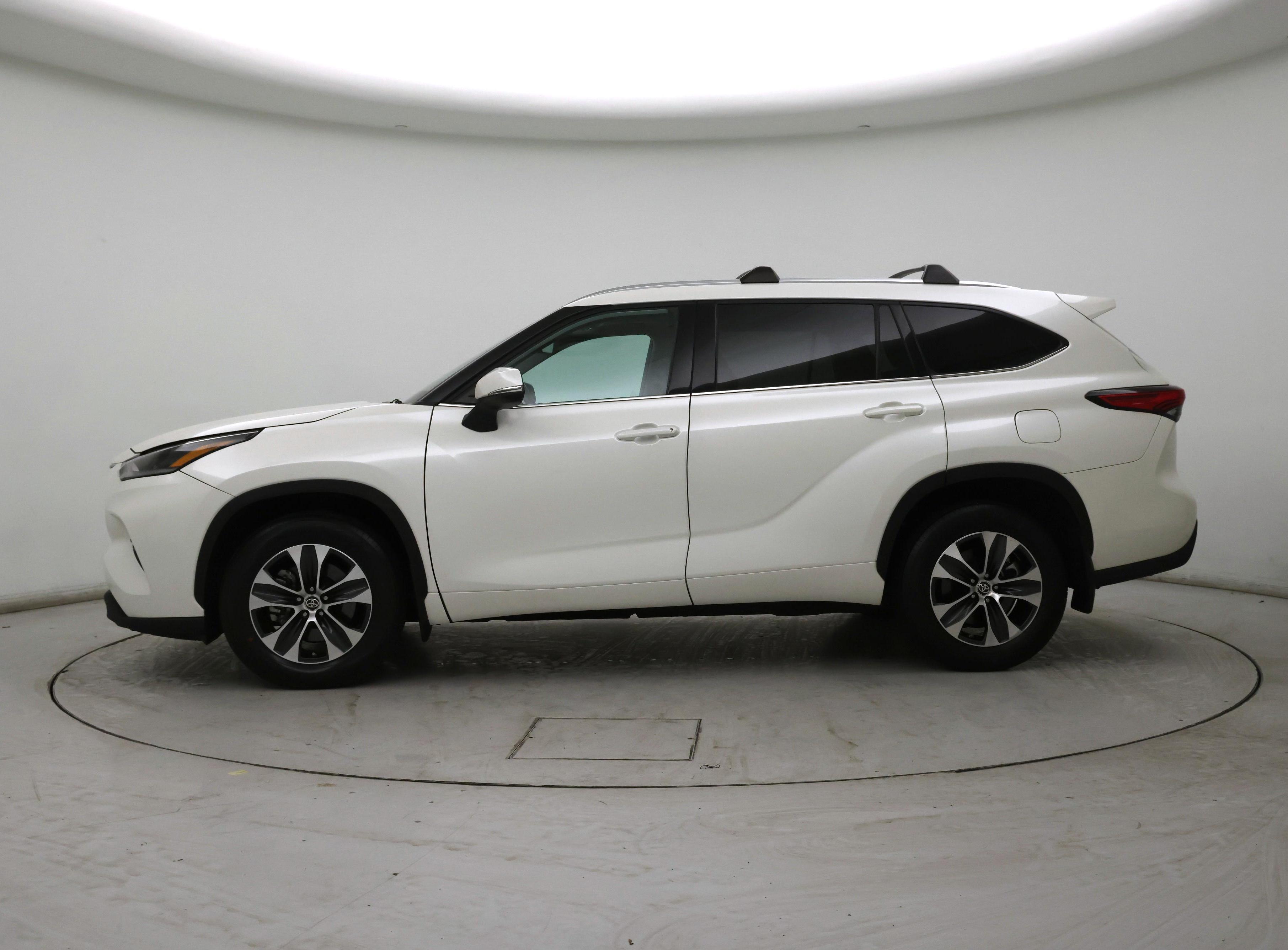 Thumbnail: 2021 Toyota Highlander - 3