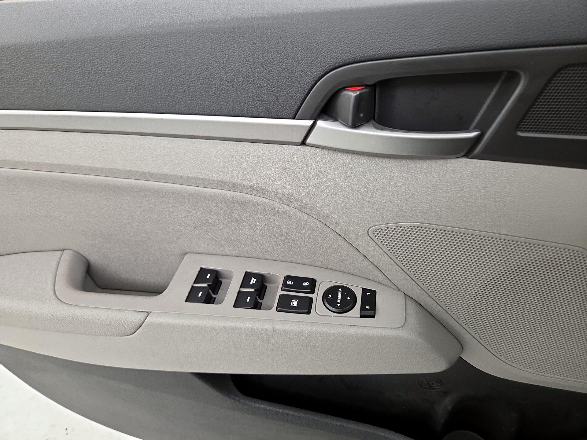 Thumbnail: 2017 Hyundai Elantra - 12