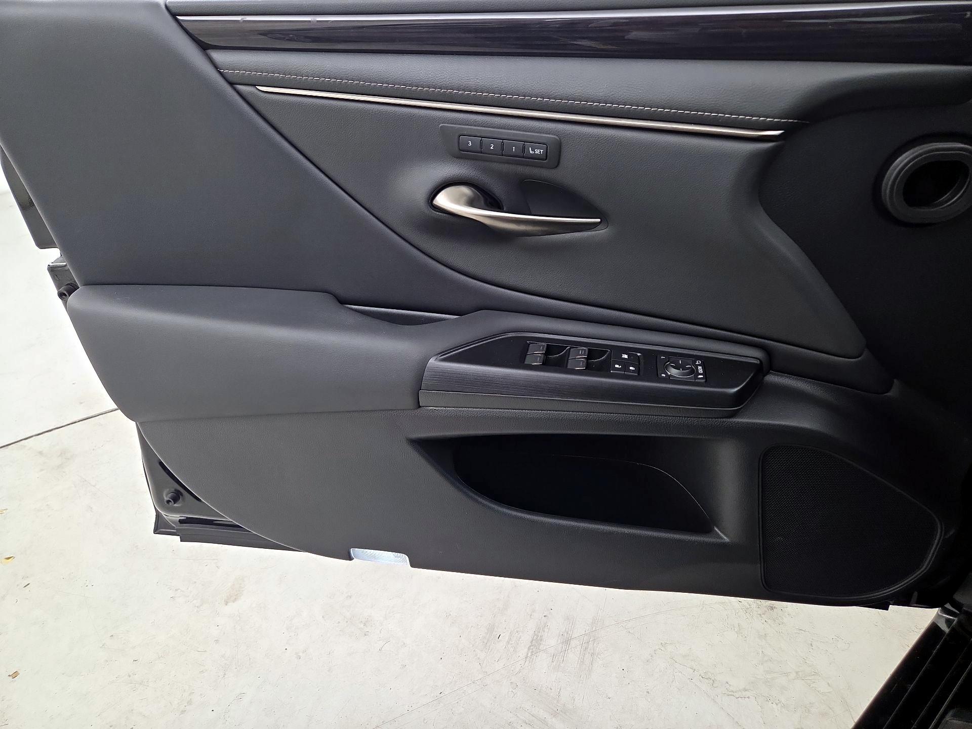 Thumbnail: 2021 Lexus ES - 12