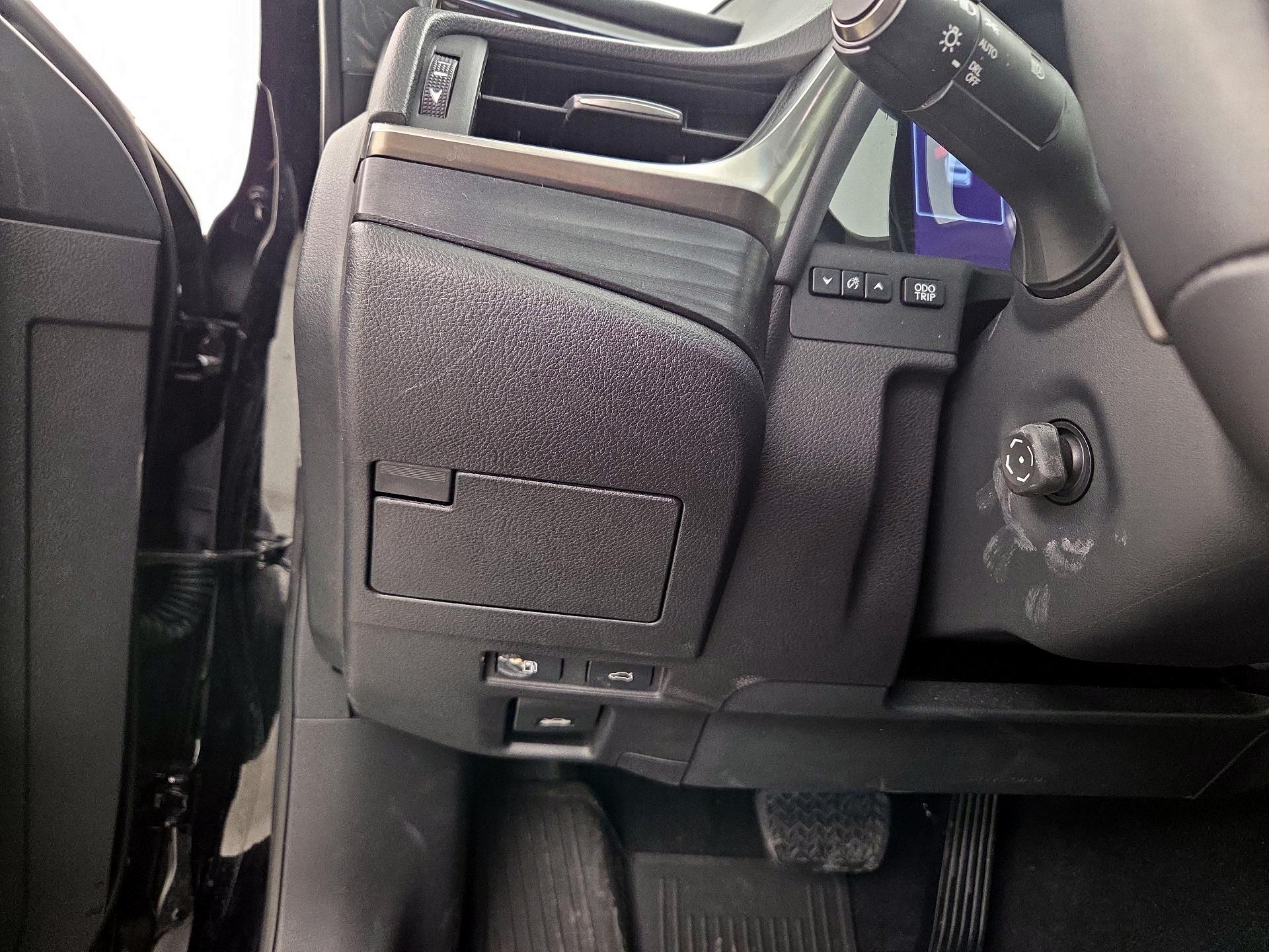 Thumbnail: 2021 Lexus ES - 13