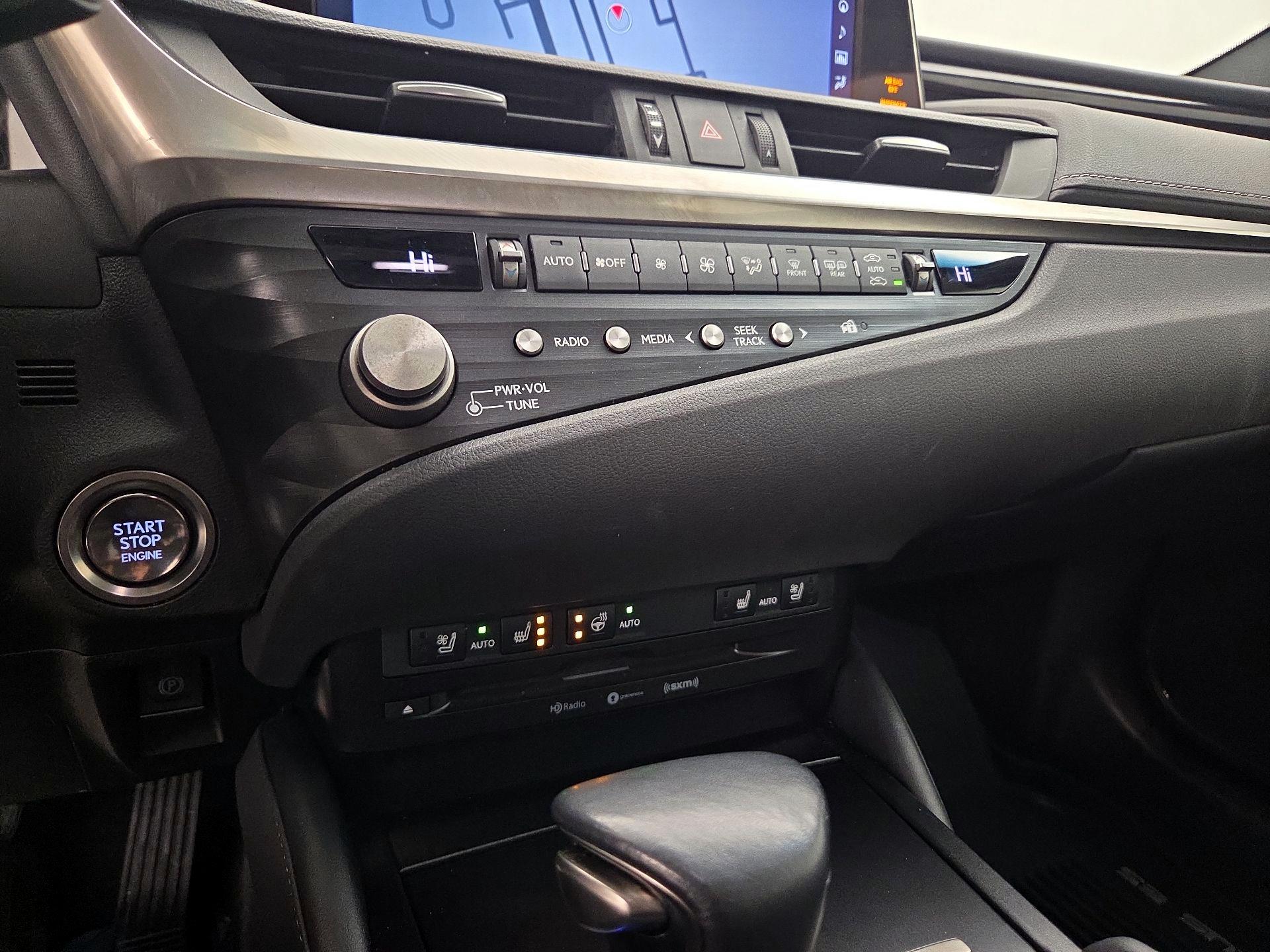 Thumbnail: 2021 Lexus ES - 17