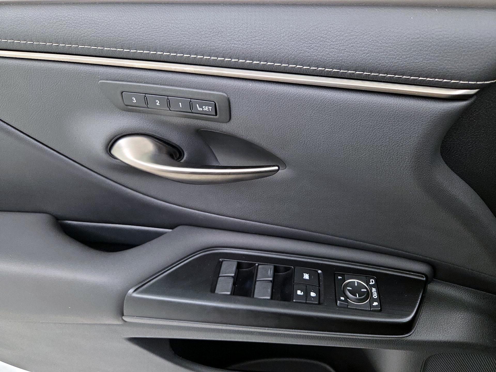 Thumbnail: 2020 Lexus ES - 12