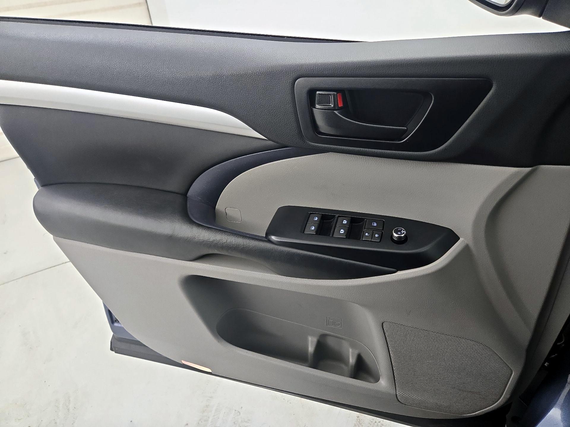 Thumbnail: 2019 Toyota Highlander - 12