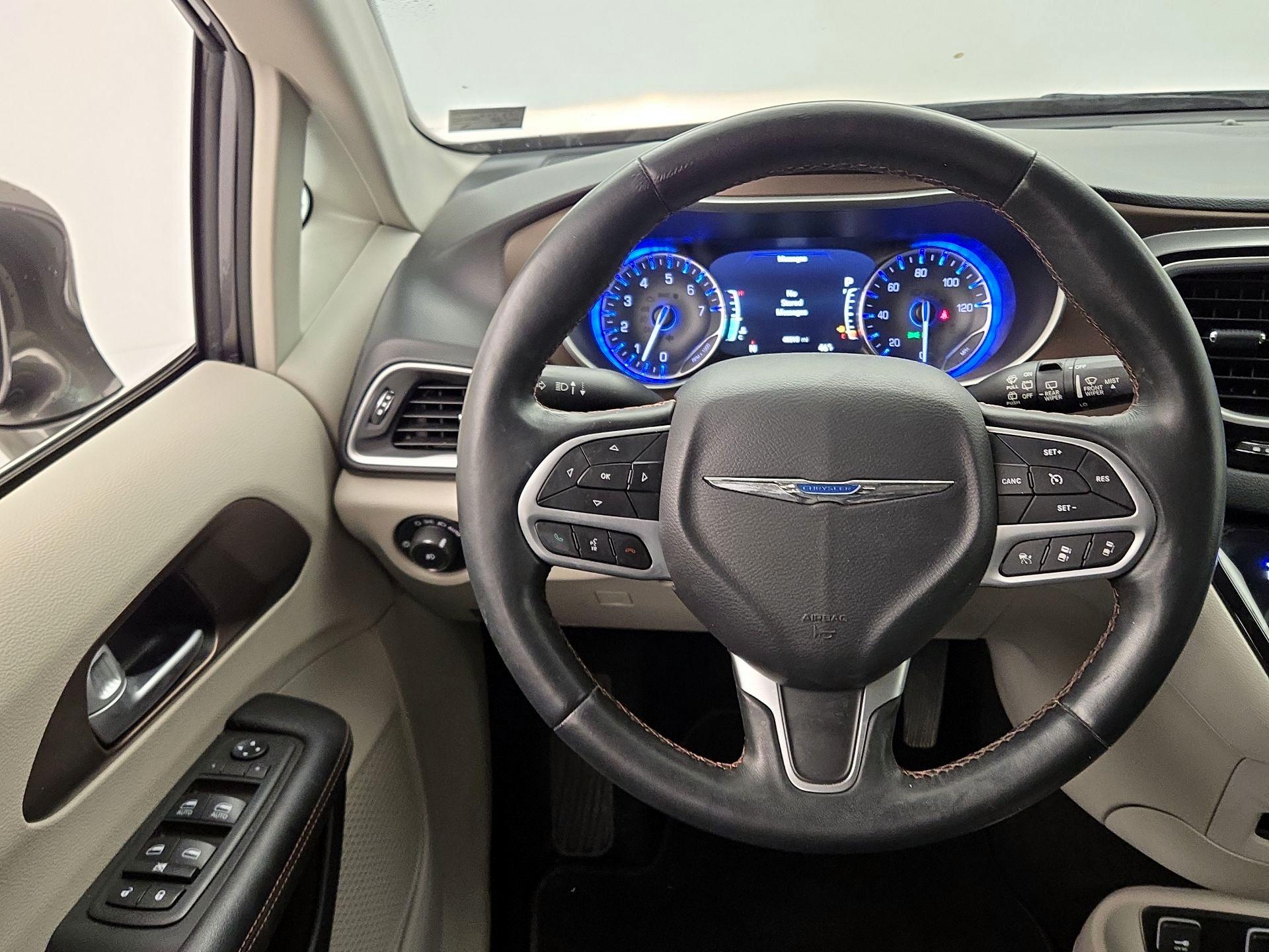 Thumbnail: 2019 Chrysler Pacifica - 10