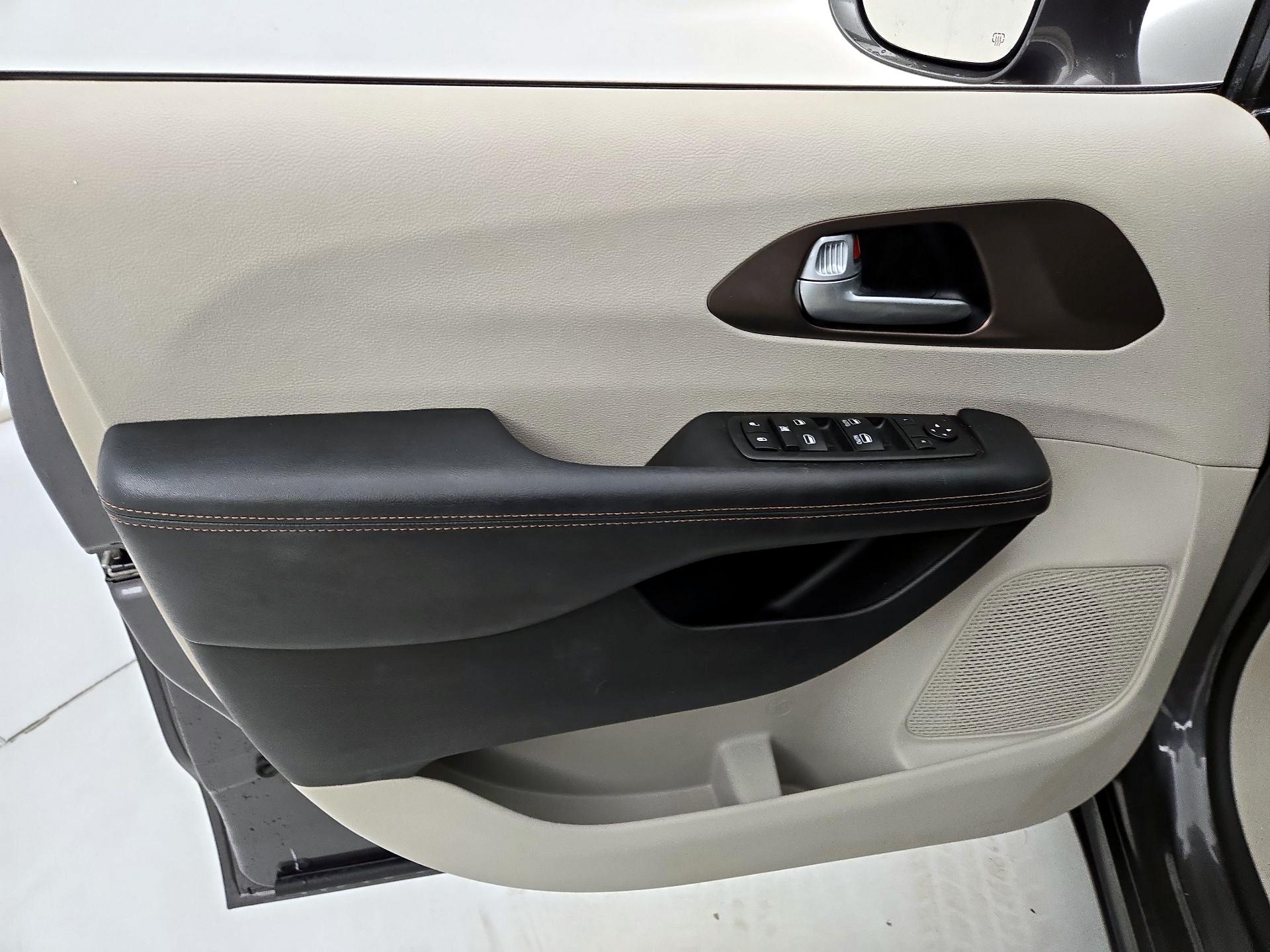 Thumbnail: 2019 Chrysler Pacifica - 12