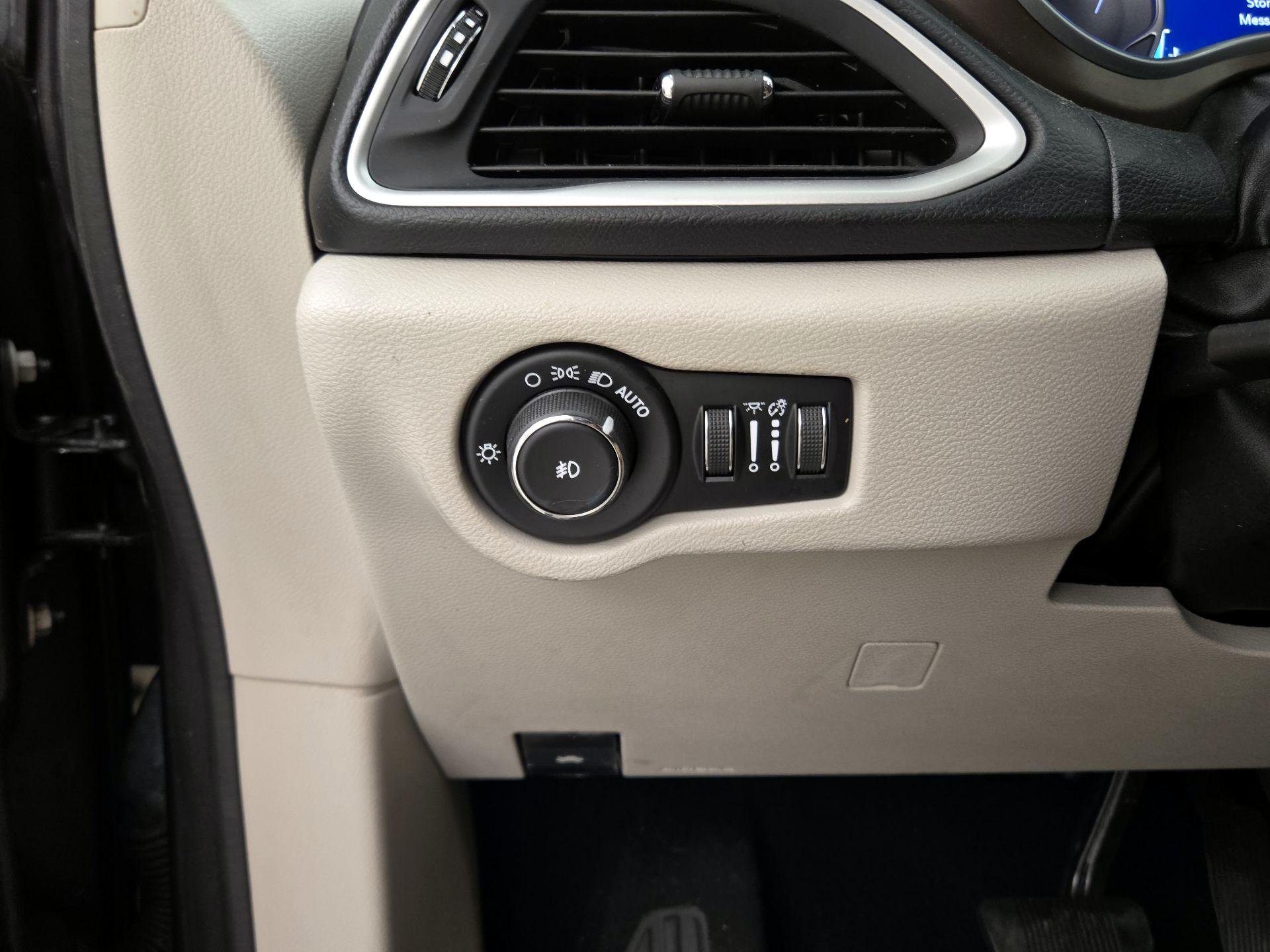 Thumbnail: 2019 Chrysler Pacifica - 13