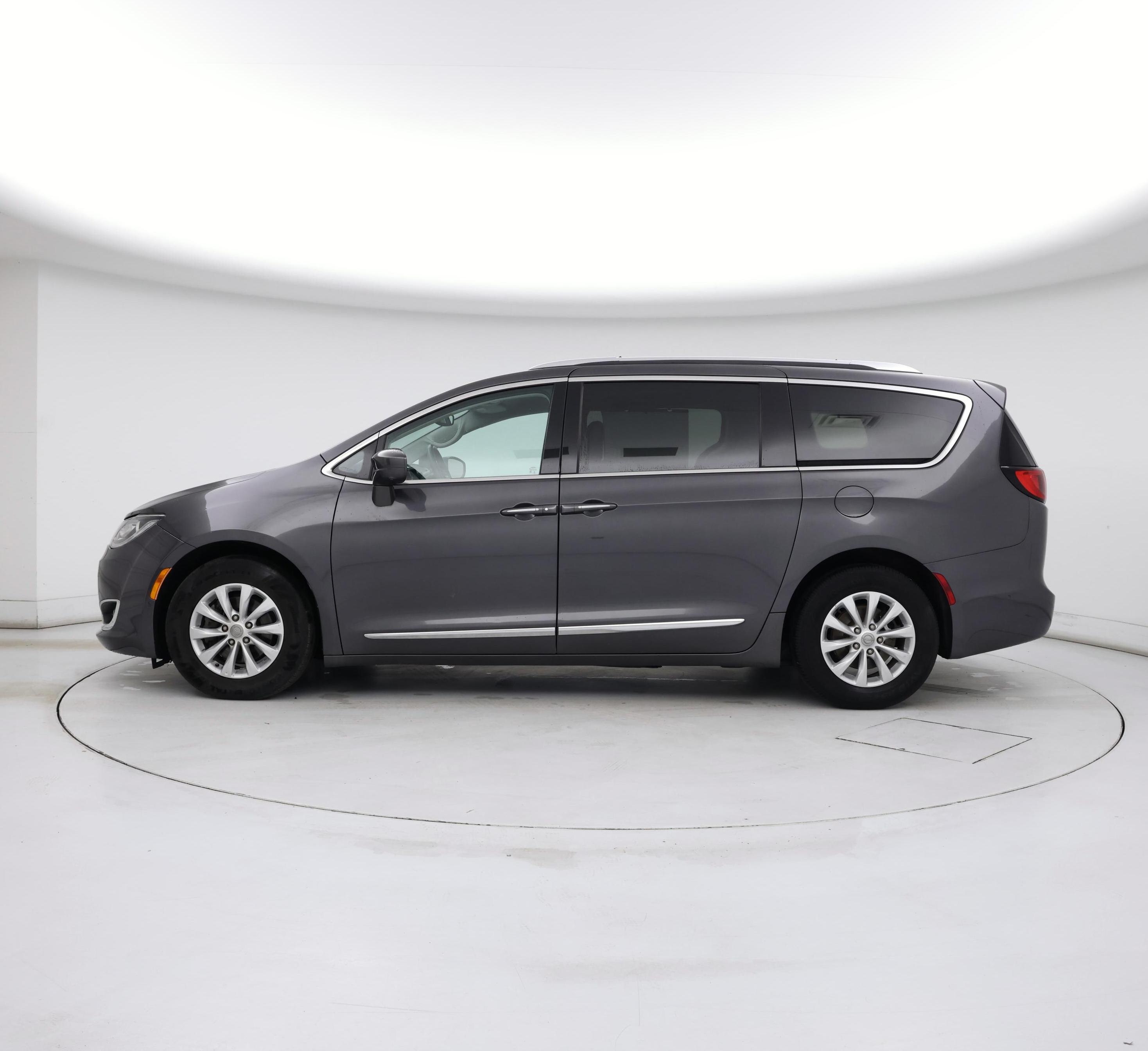 Thumbnail: 2019 Chrysler Pacifica - 3