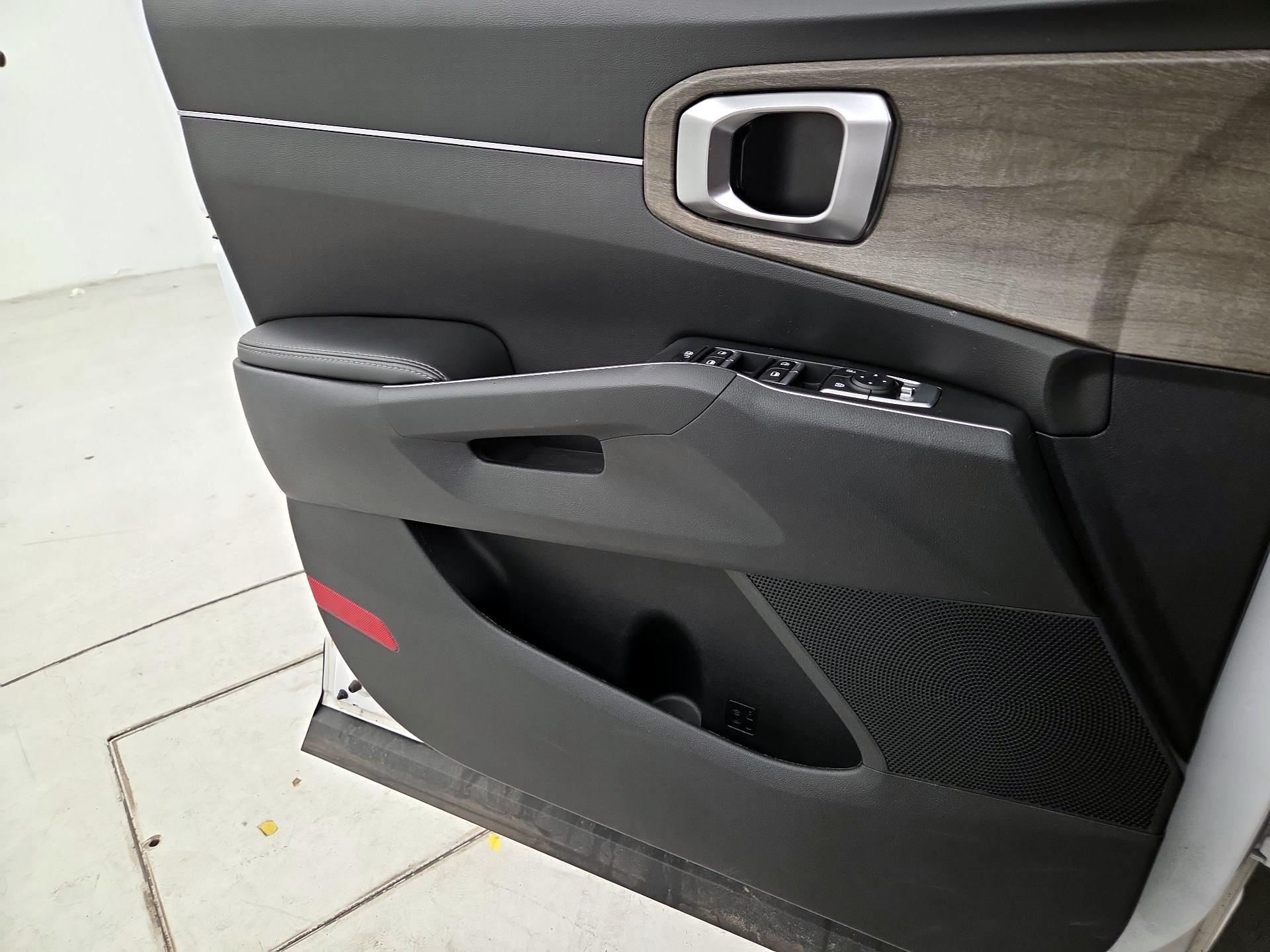 Thumbnail: 2023 Kia Sorento - 12