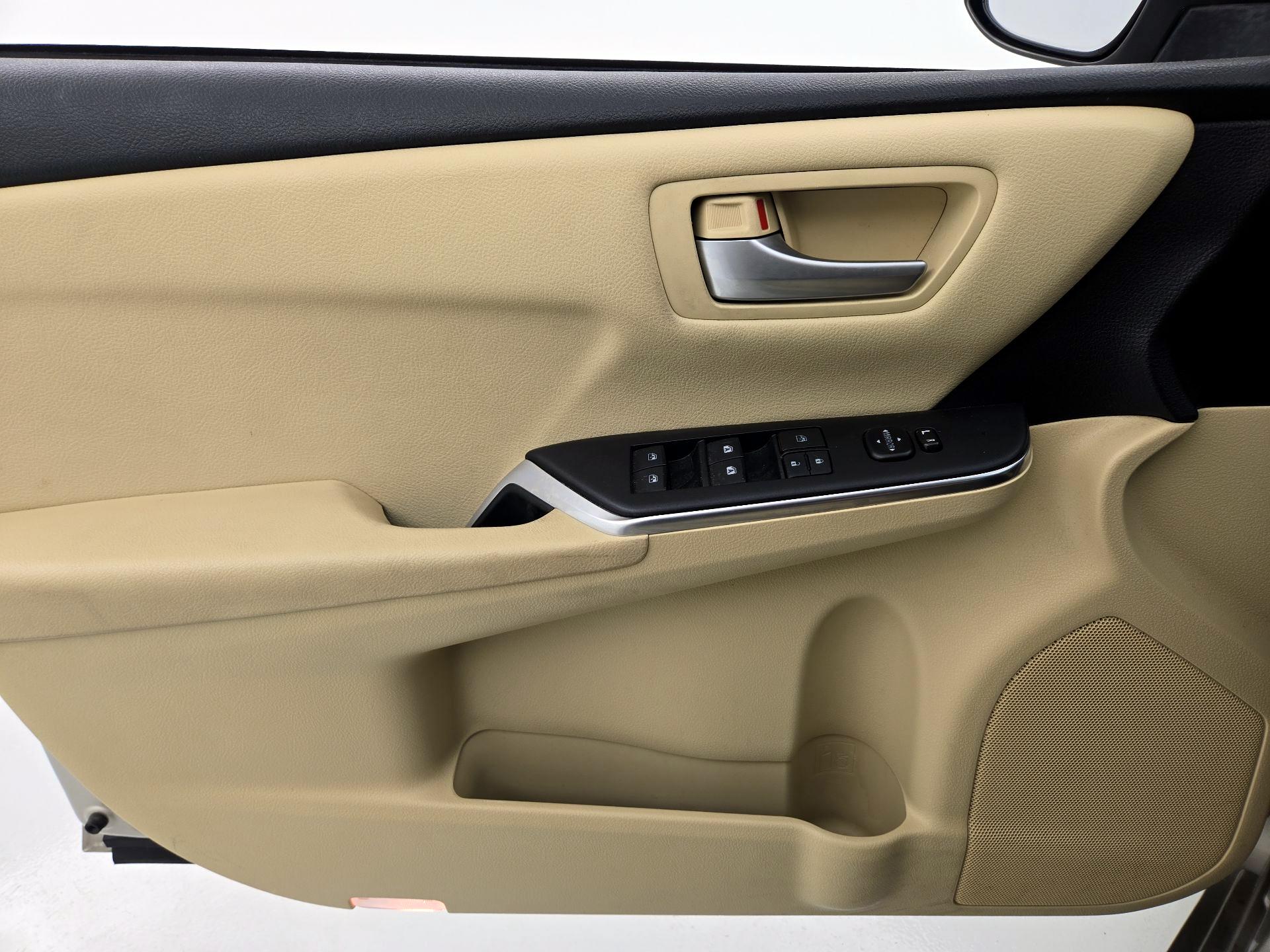 Thumbnail: 2016 Toyota Camry - 12