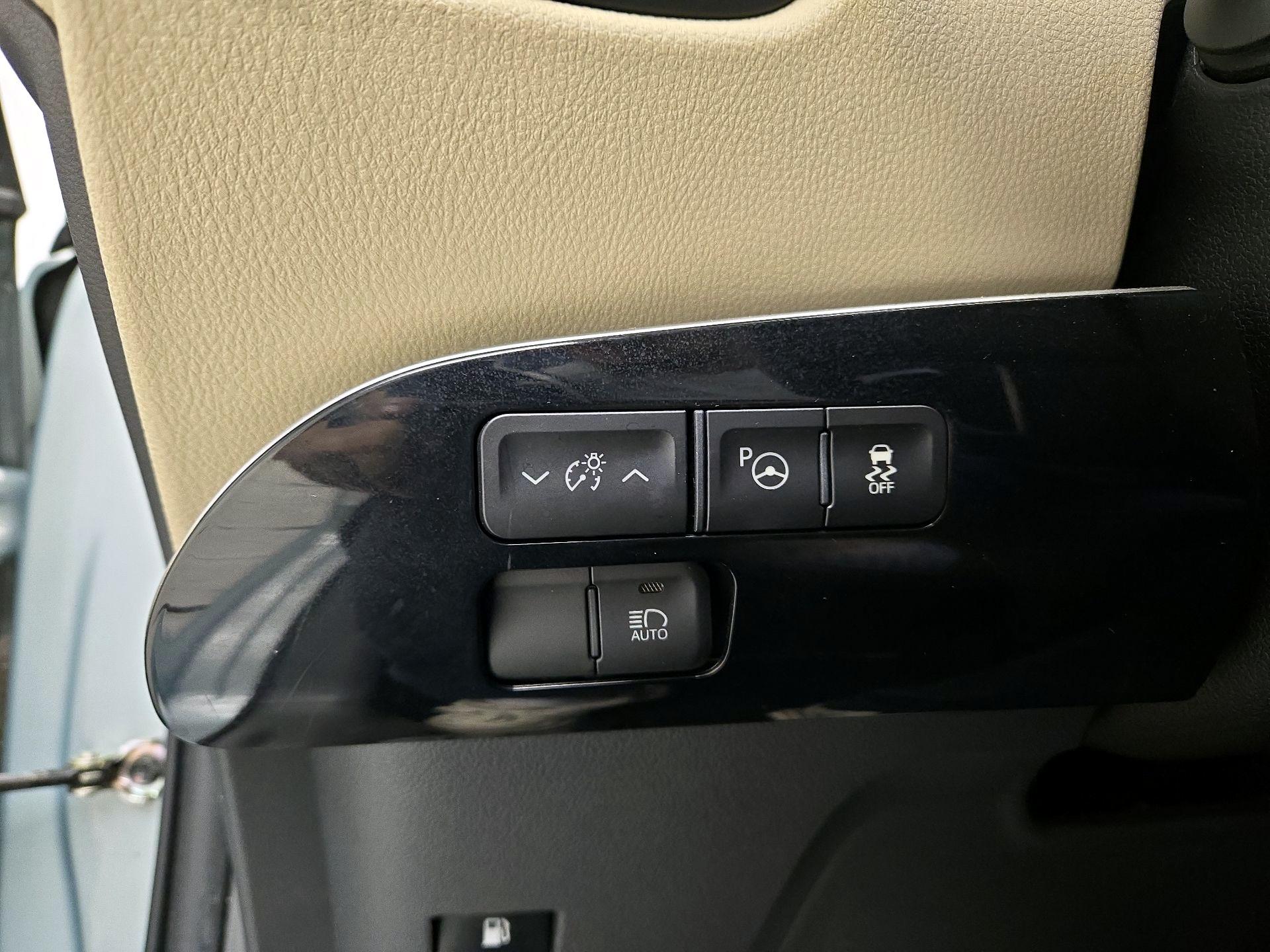 Thumbnail: 2018 Toyota Prius - 13