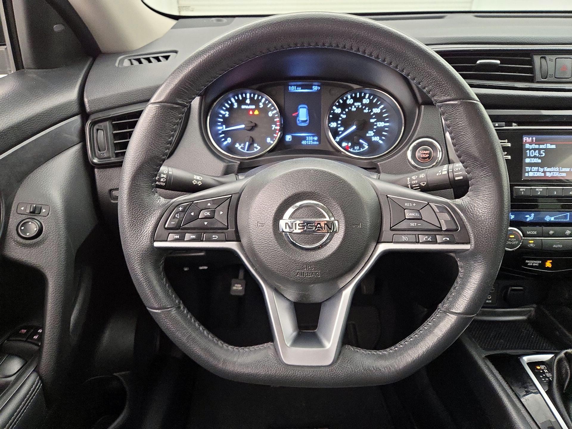 Thumbnail: 2017 Nissan Rogue - 10