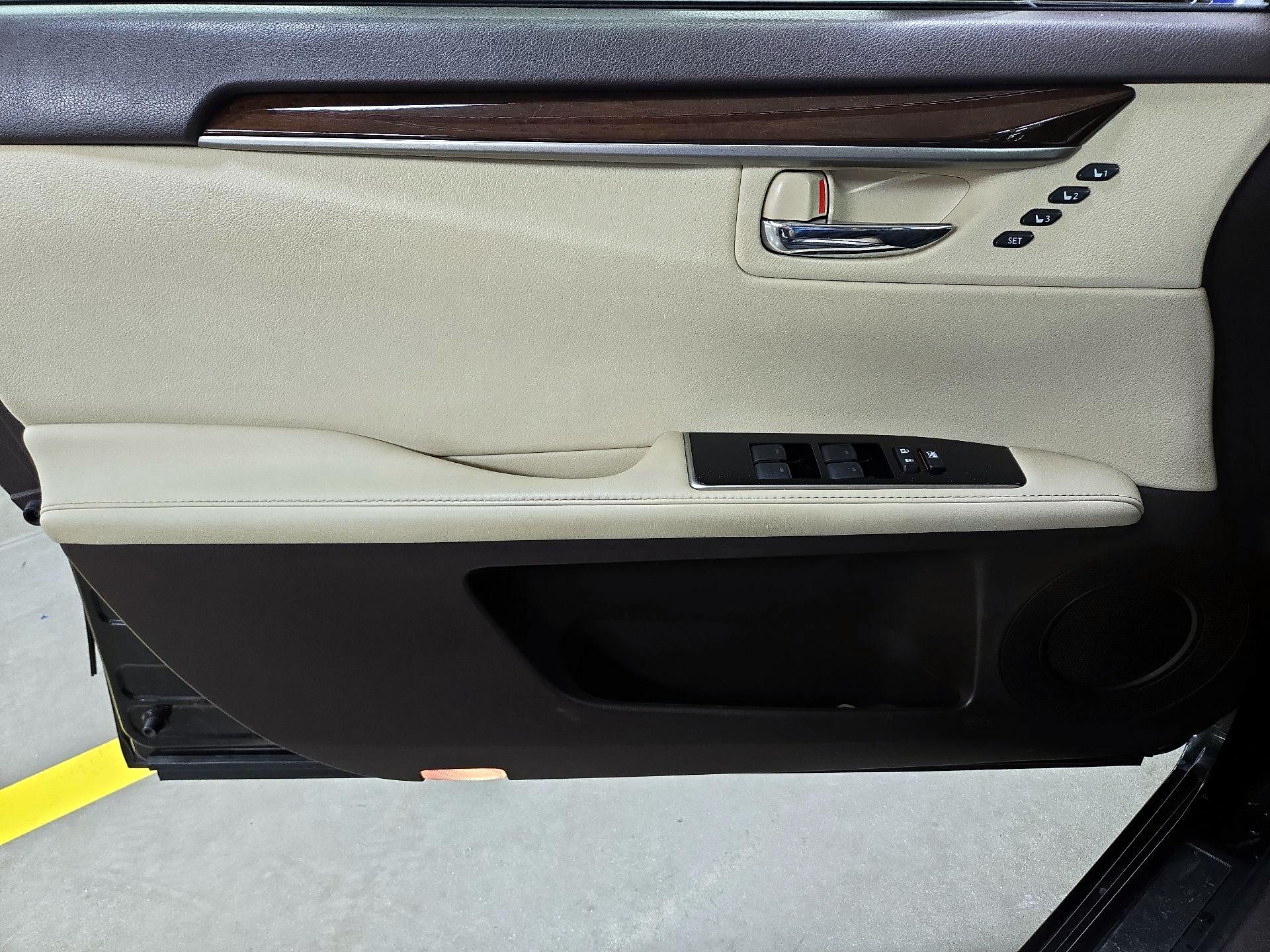 Thumbnail: 2016 Lexus ES - 12