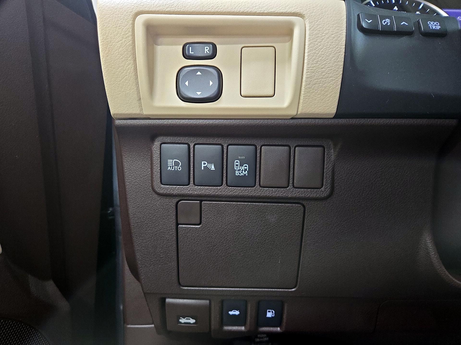 Thumbnail: 2016 Lexus ES - 13