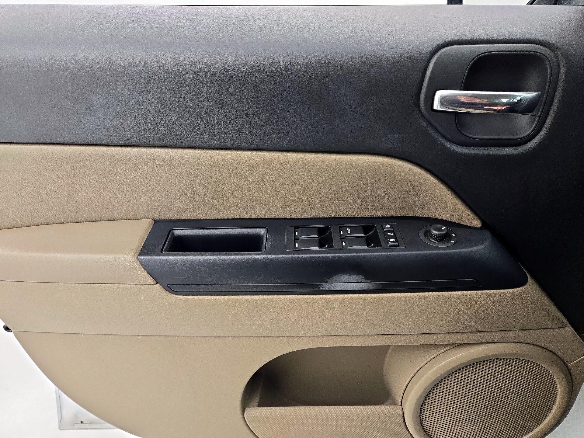 Thumbnail: 2015 Jeep Patriot - 12