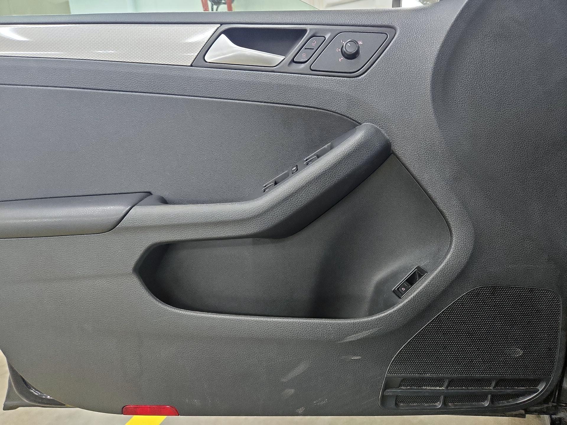 Thumbnail: 2017 Volkswagen Jetta - 12