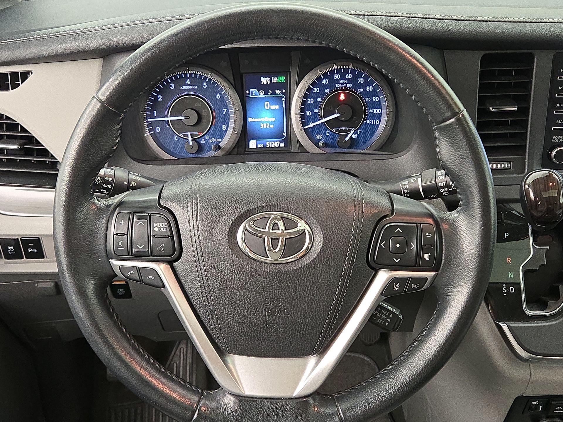 Thumbnail: 2018 Toyota Sienna - 10