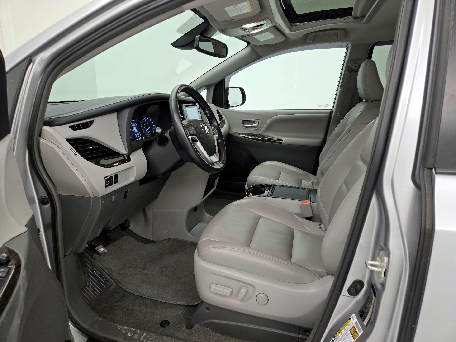 Thumbnail: 2018 Toyota Sienna - 11