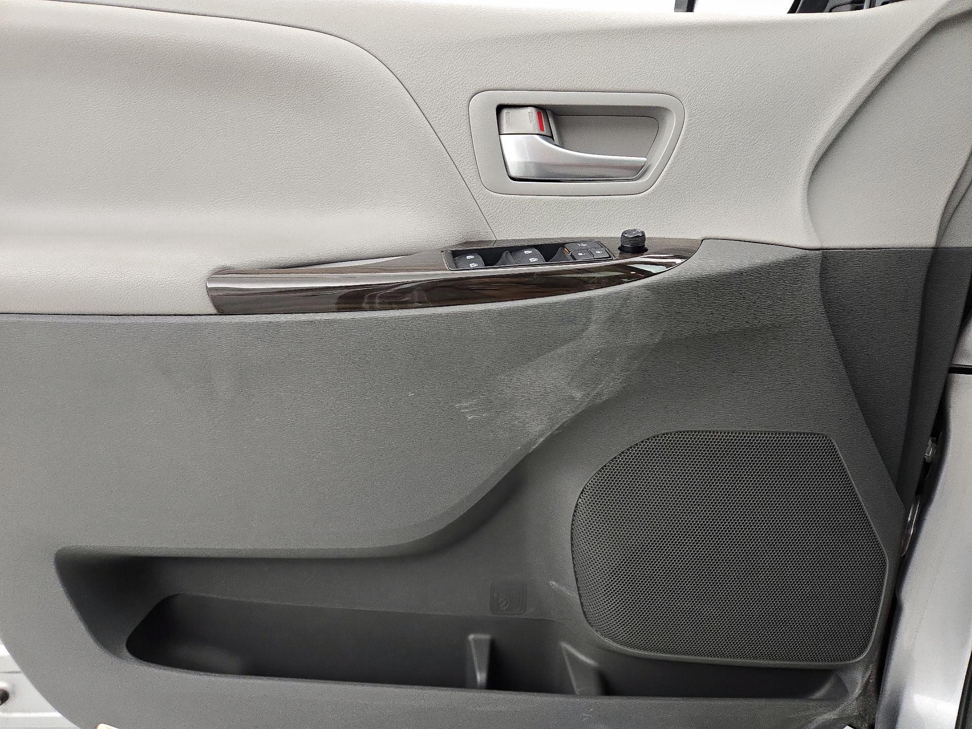 Thumbnail: 2018 Toyota Sienna - 12