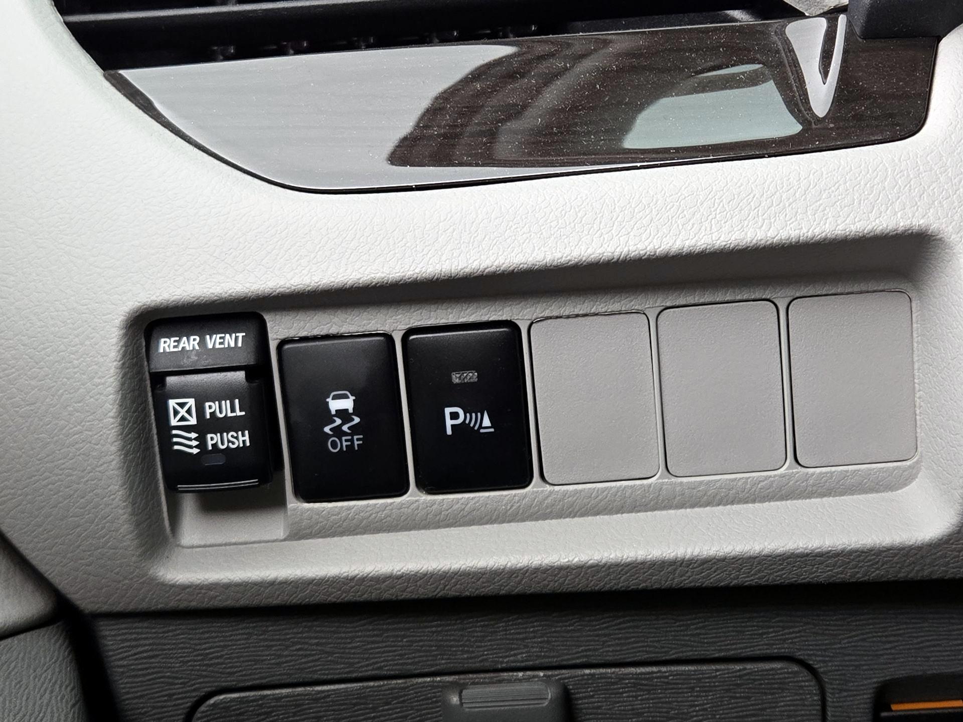 Thumbnail: 2018 Toyota Sienna - 13