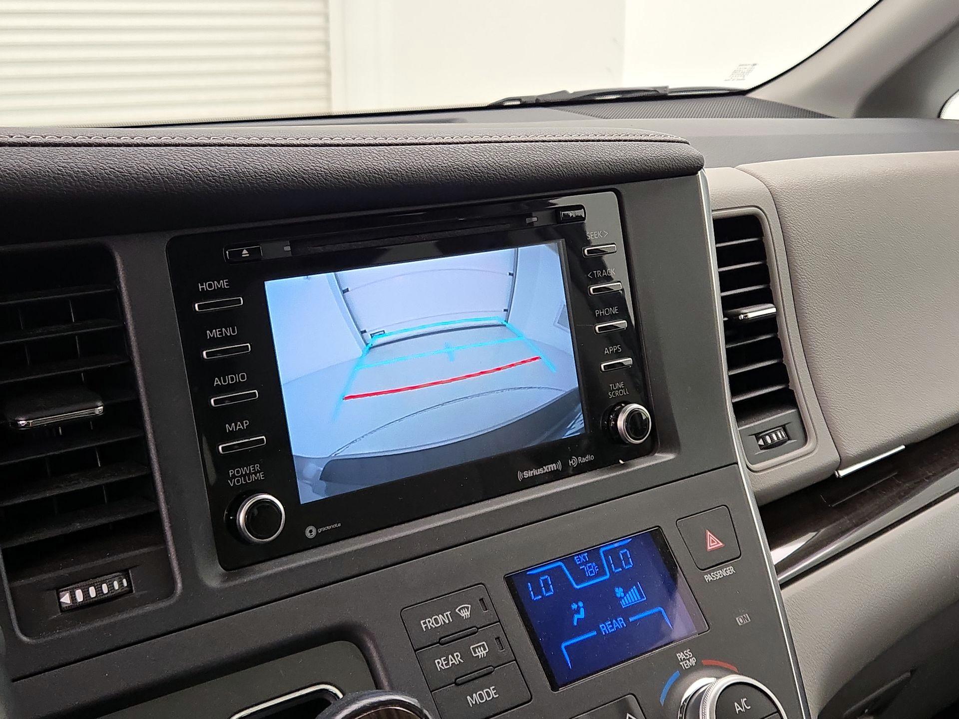 Thumbnail: 2018 Toyota Sienna - 15